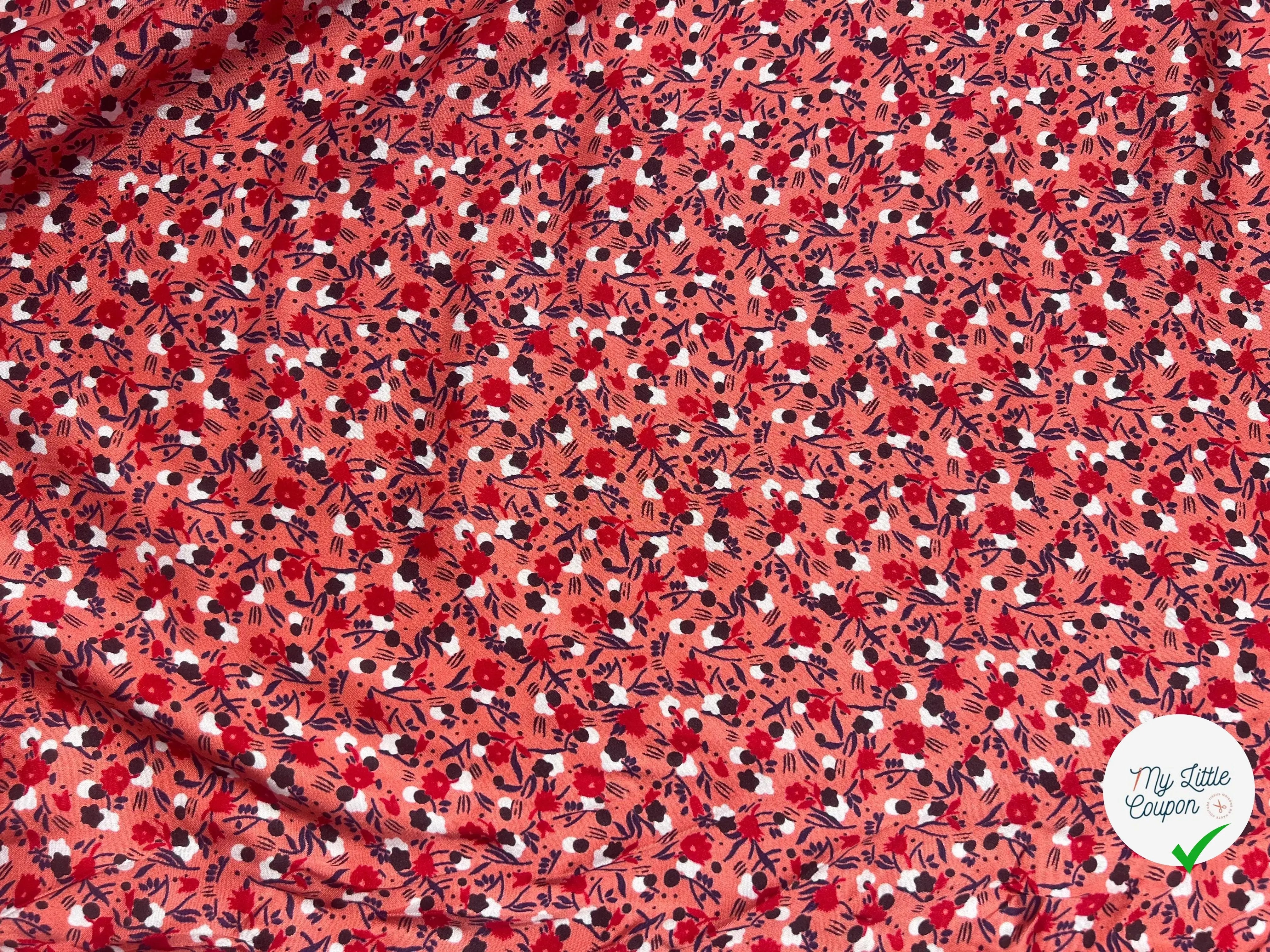 SATIN DE VISCOSE FOND ROSE FLEURS BLANC ROUGE ET BLEU - My Little Coupon