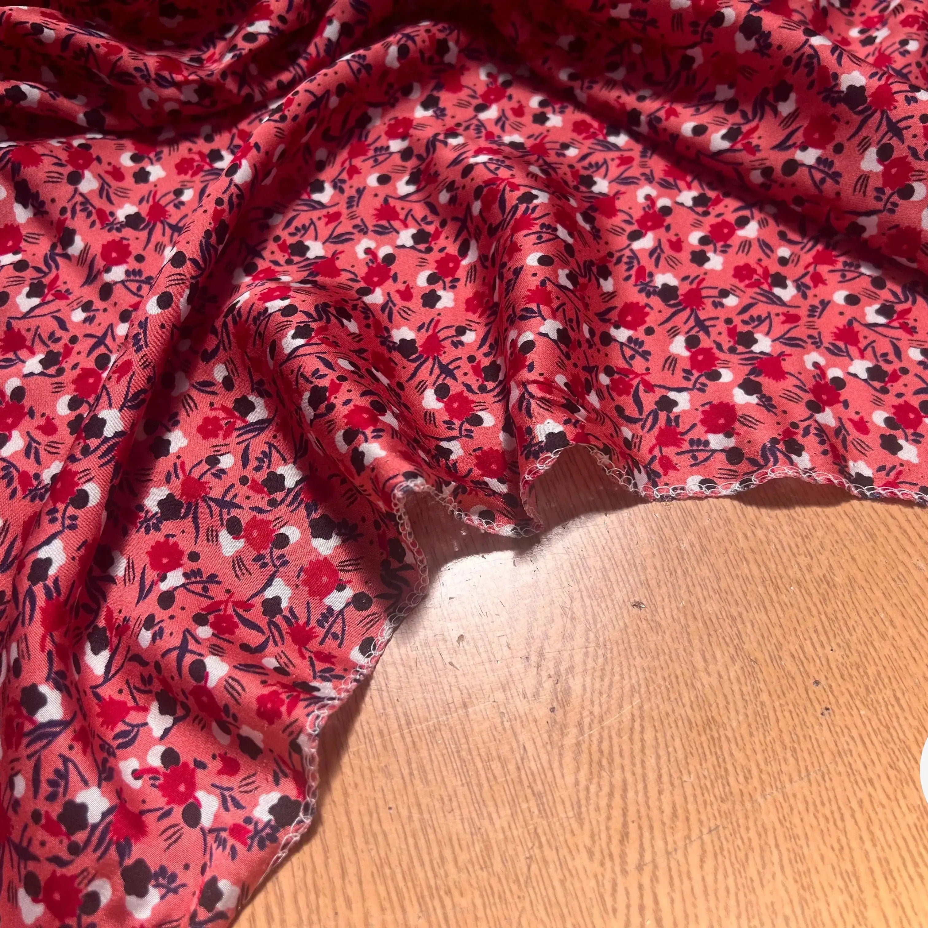 SATIN DE VISCOSE FOND ROSE FLEURS BLANC ROUGE ET BLEU - My Little Coupon