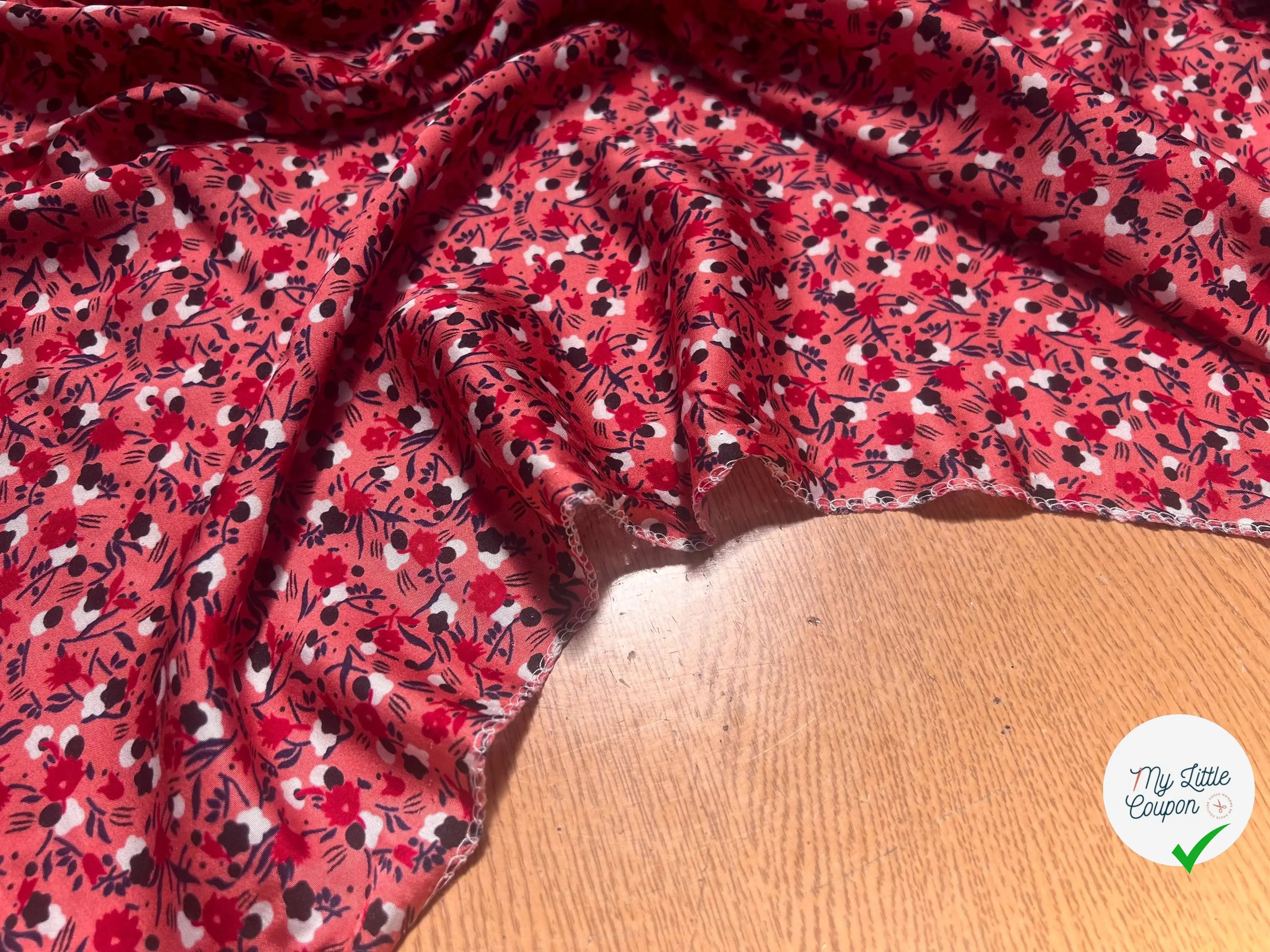 SATIN DE VISCOSE FOND ROSE FLEURS BLANC ROUGE ET BLEU - My Little Coupon