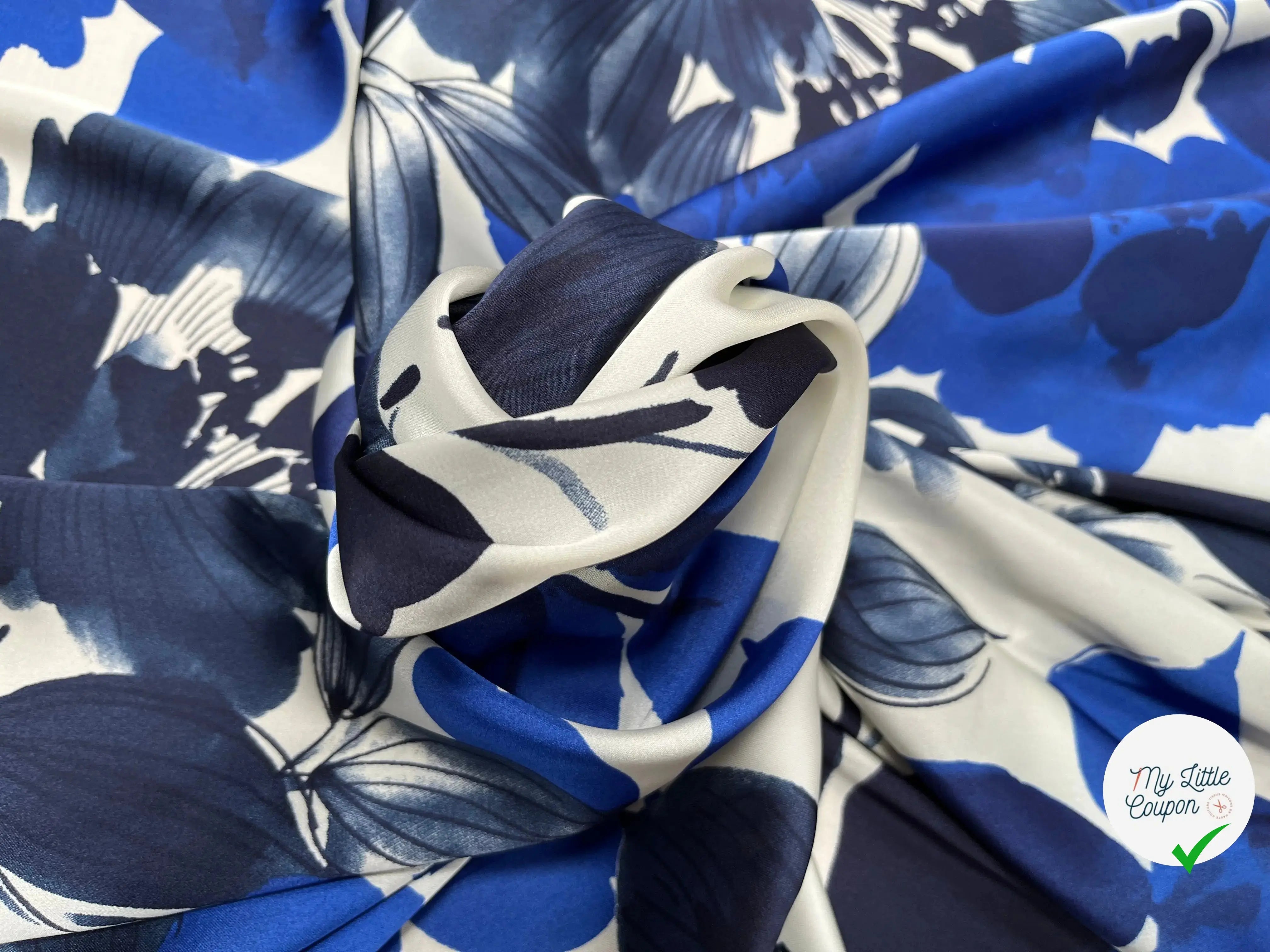 SATIN FOND BLANC MOTIFS GROSSES FLEURS BLEU - My Little Coupon