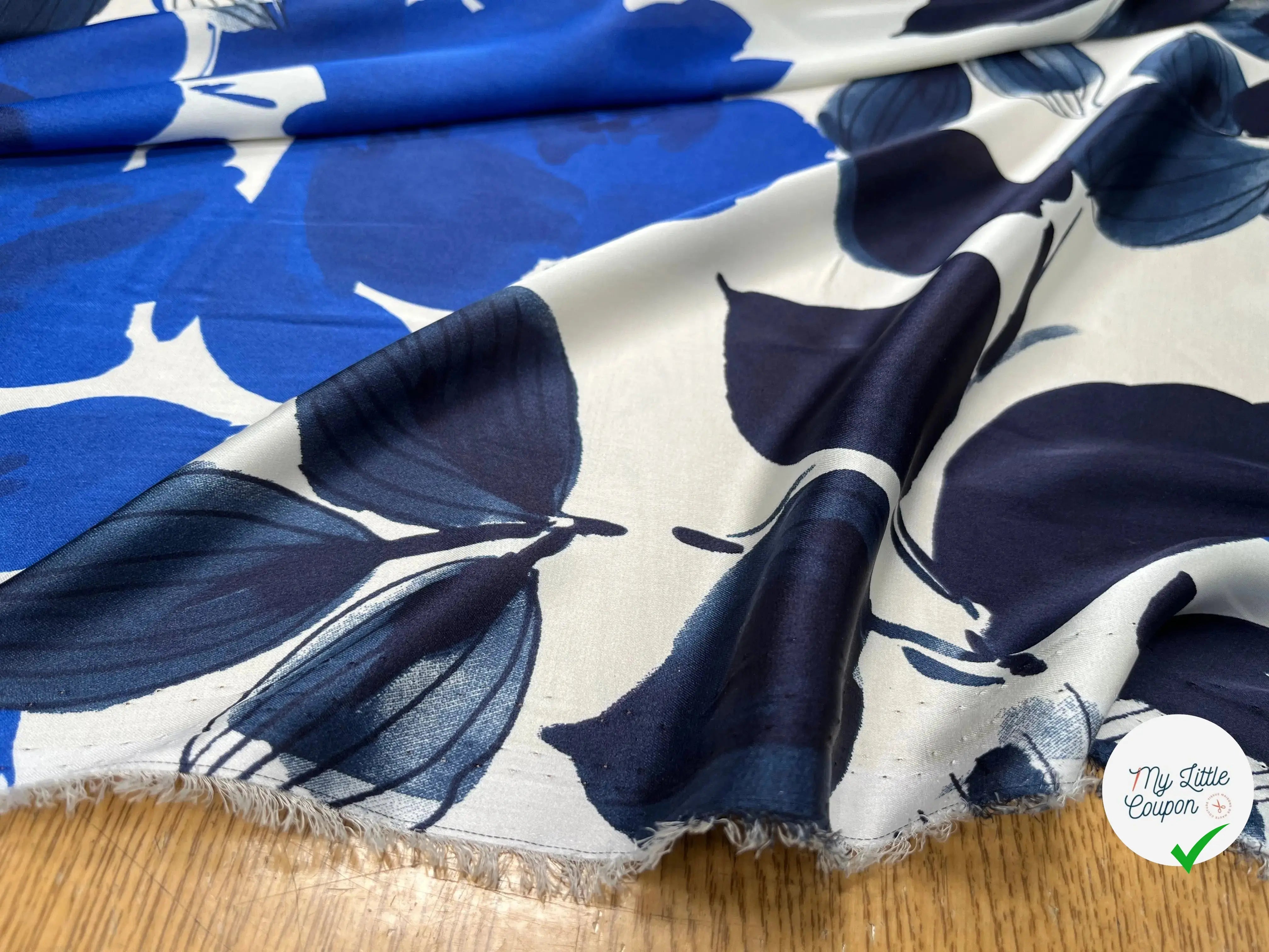 SATIN FOND BLANC MOTIFS GROSSES FLEURS BLEU - My Little Coupon
