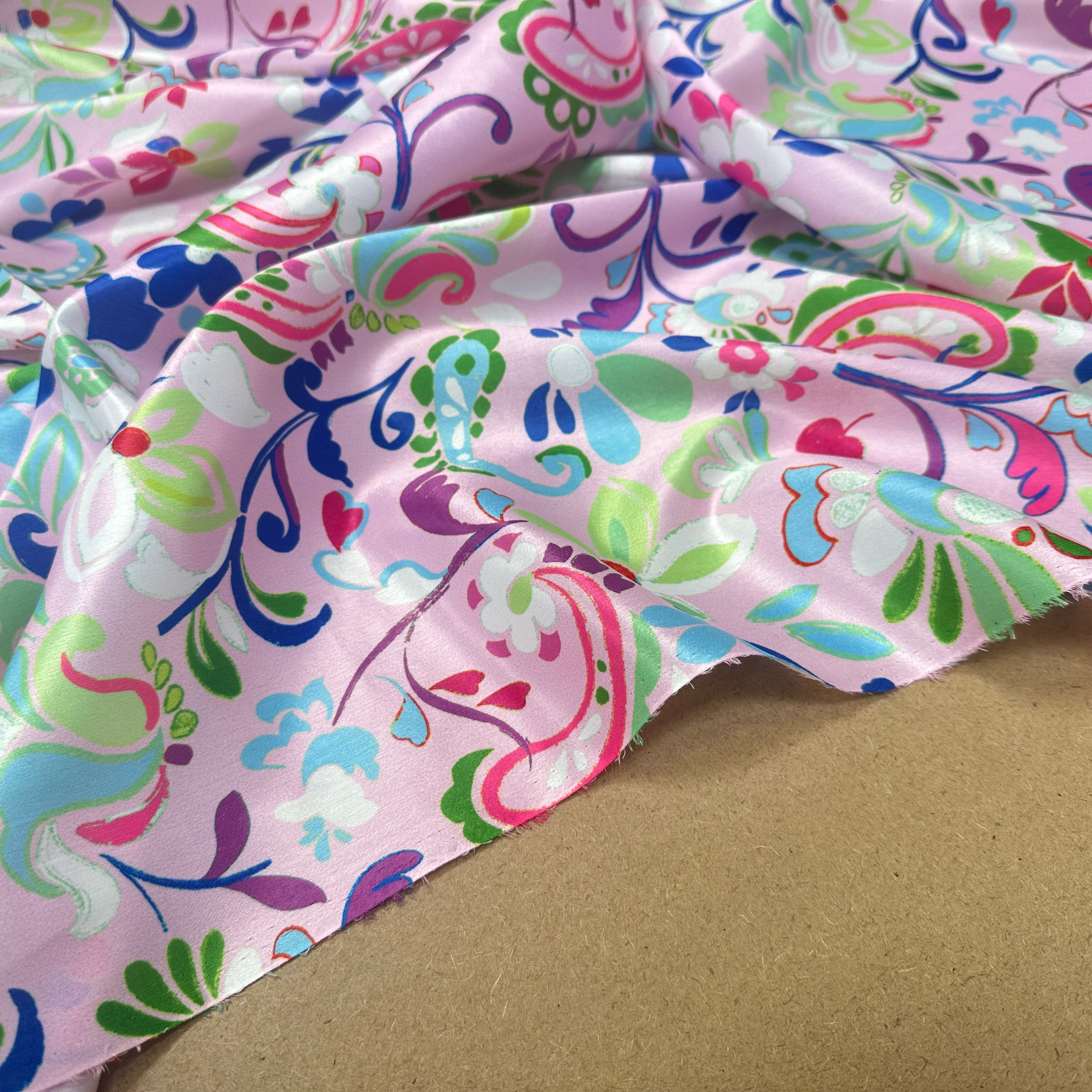 SATIN VELOUTÉ FLEURS FOND ROSE PALE - My Little Coupon