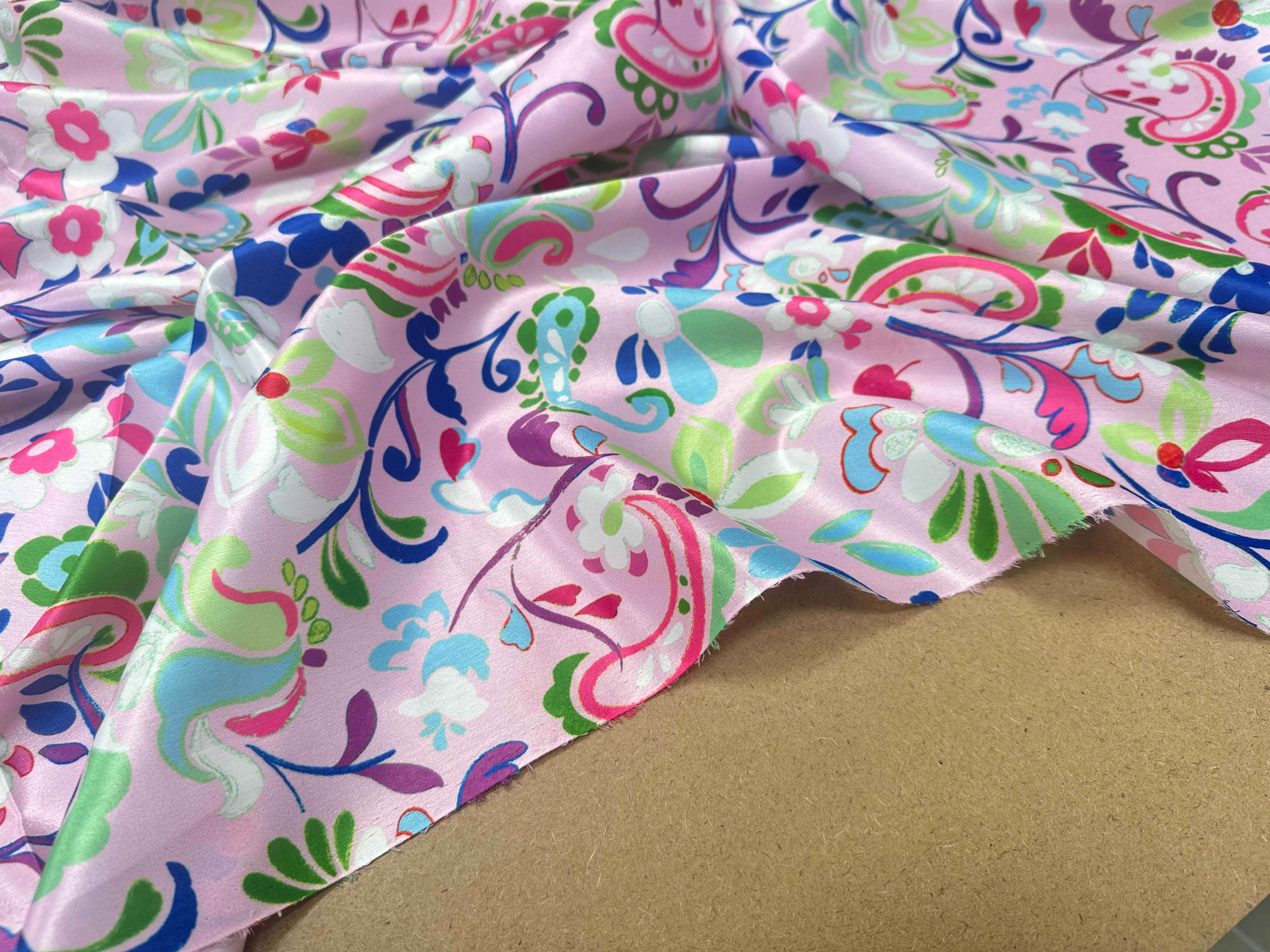 SATIN VELOUTÉ FLEURS FOND ROSE PALE - My Little Coupon