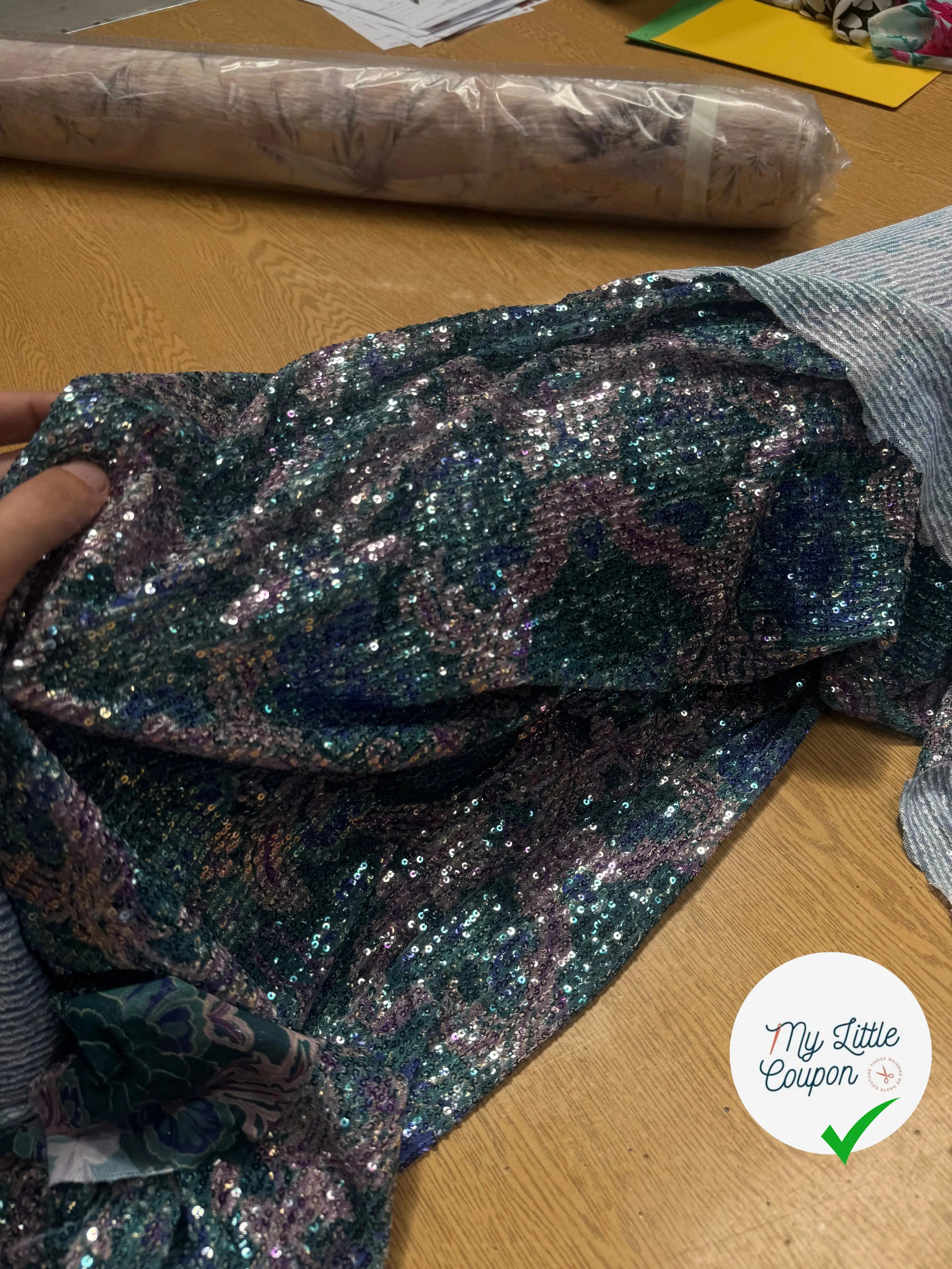 SEQUIN FOND BLEU FEUILLES GOLD & BLEU 5% EA - My Little Coupon
