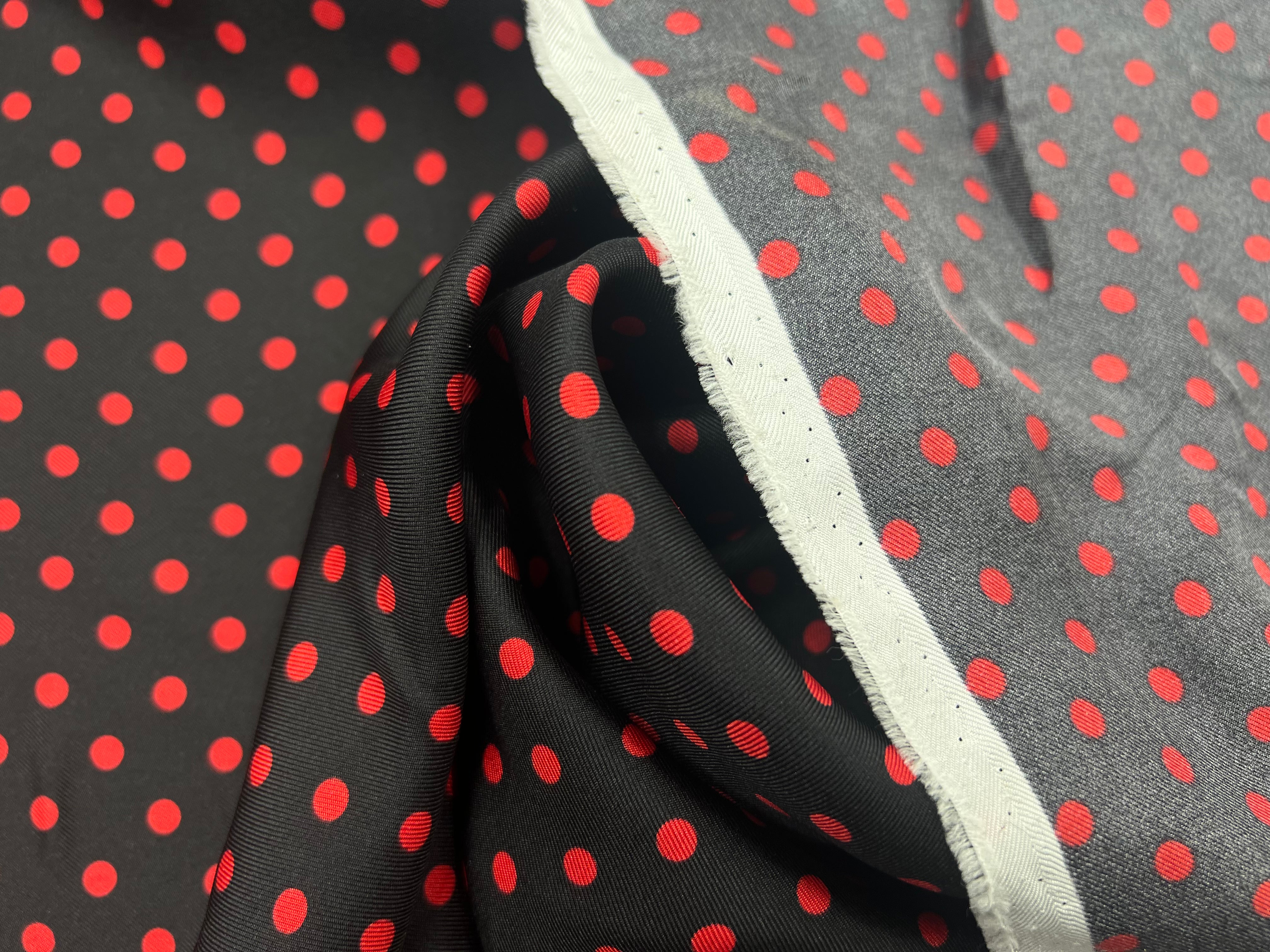 TWILL DE SOIE IMPRIMÉ FONDS NOIR POIS ROUGE MSO