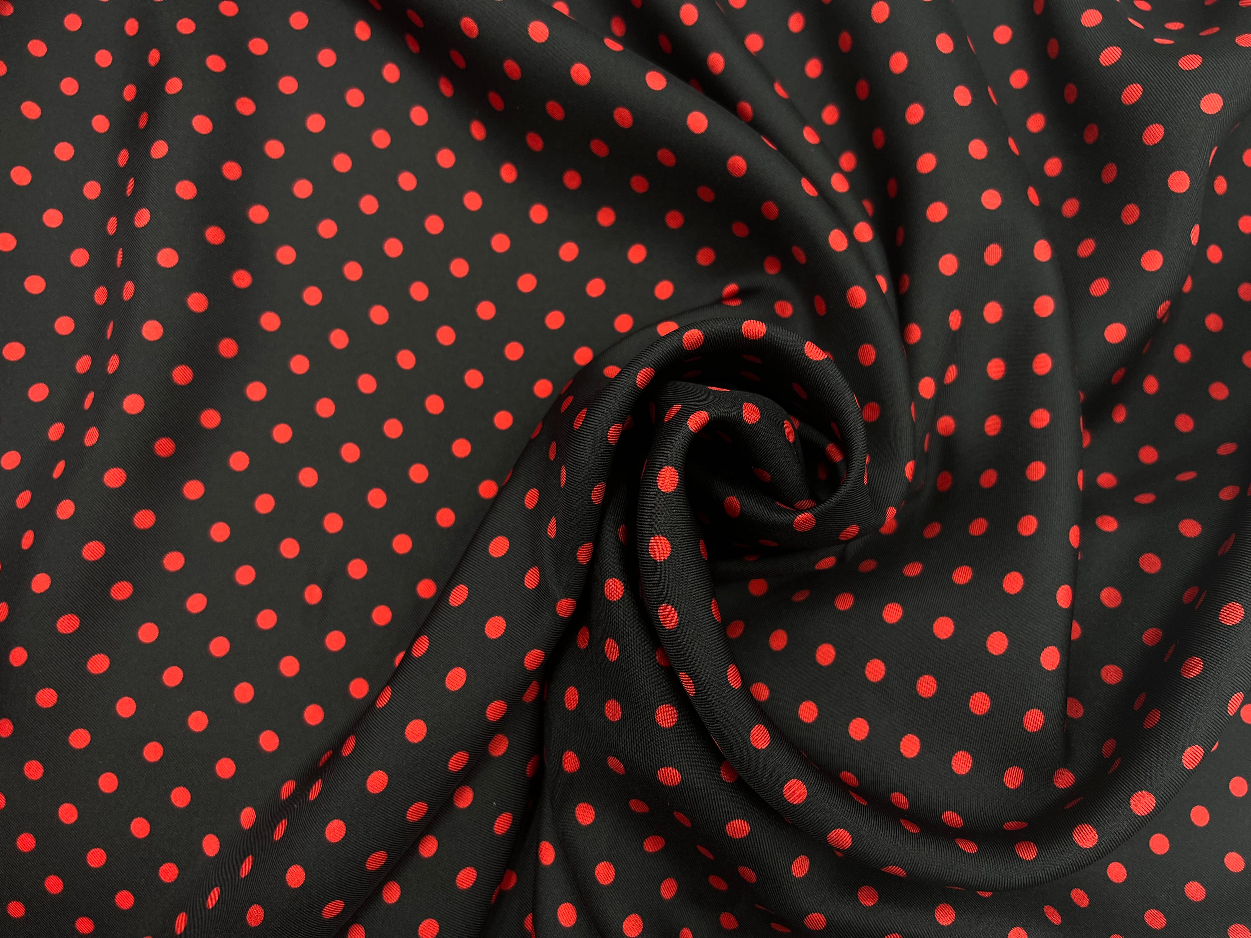 TWILL DE SOIE IMPRIMÉ FONDS NOIR POIS ROUGE MSO