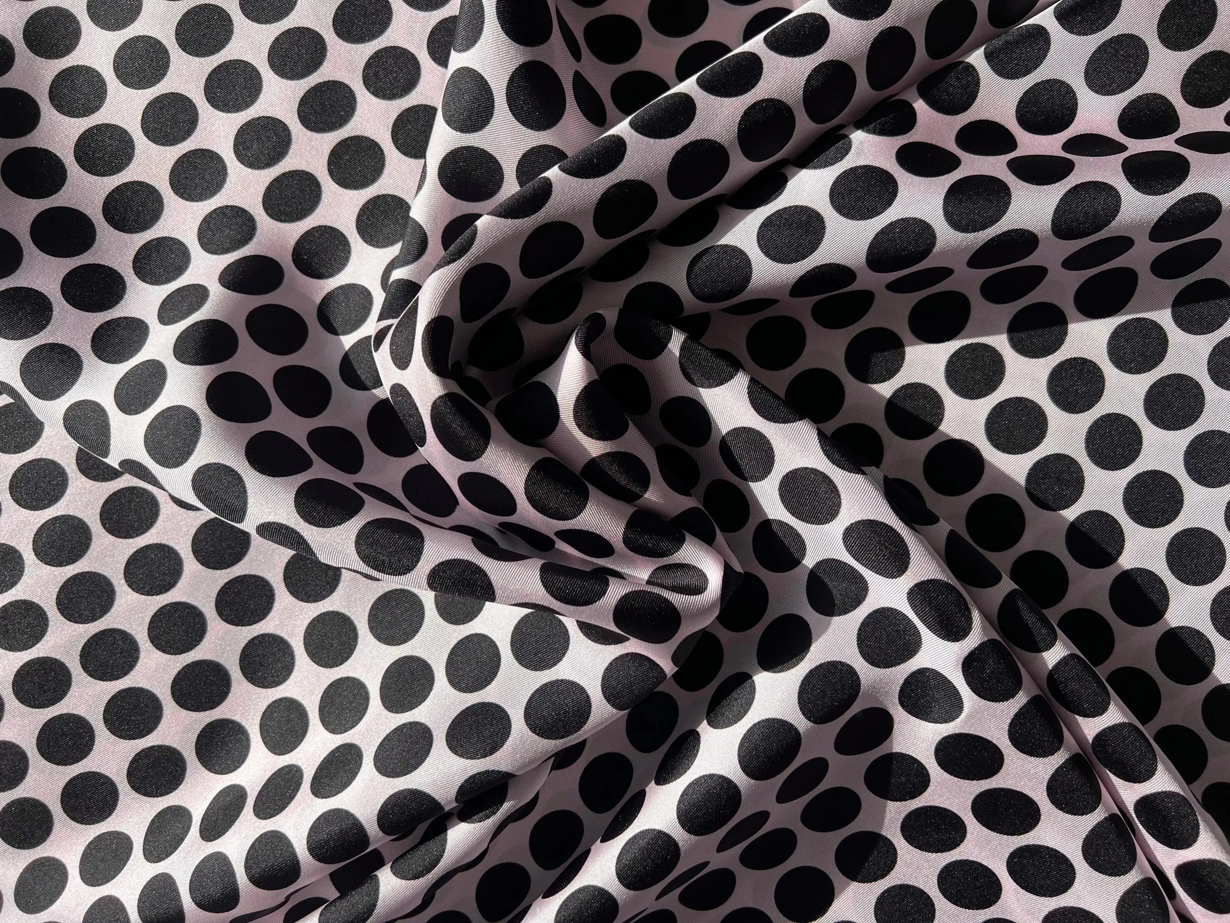 TWILL DE SOIE POIS NOIR FOND ROSE - coupon de tissu de 3 mĂštres - My Little Coupon - tissu - coudre