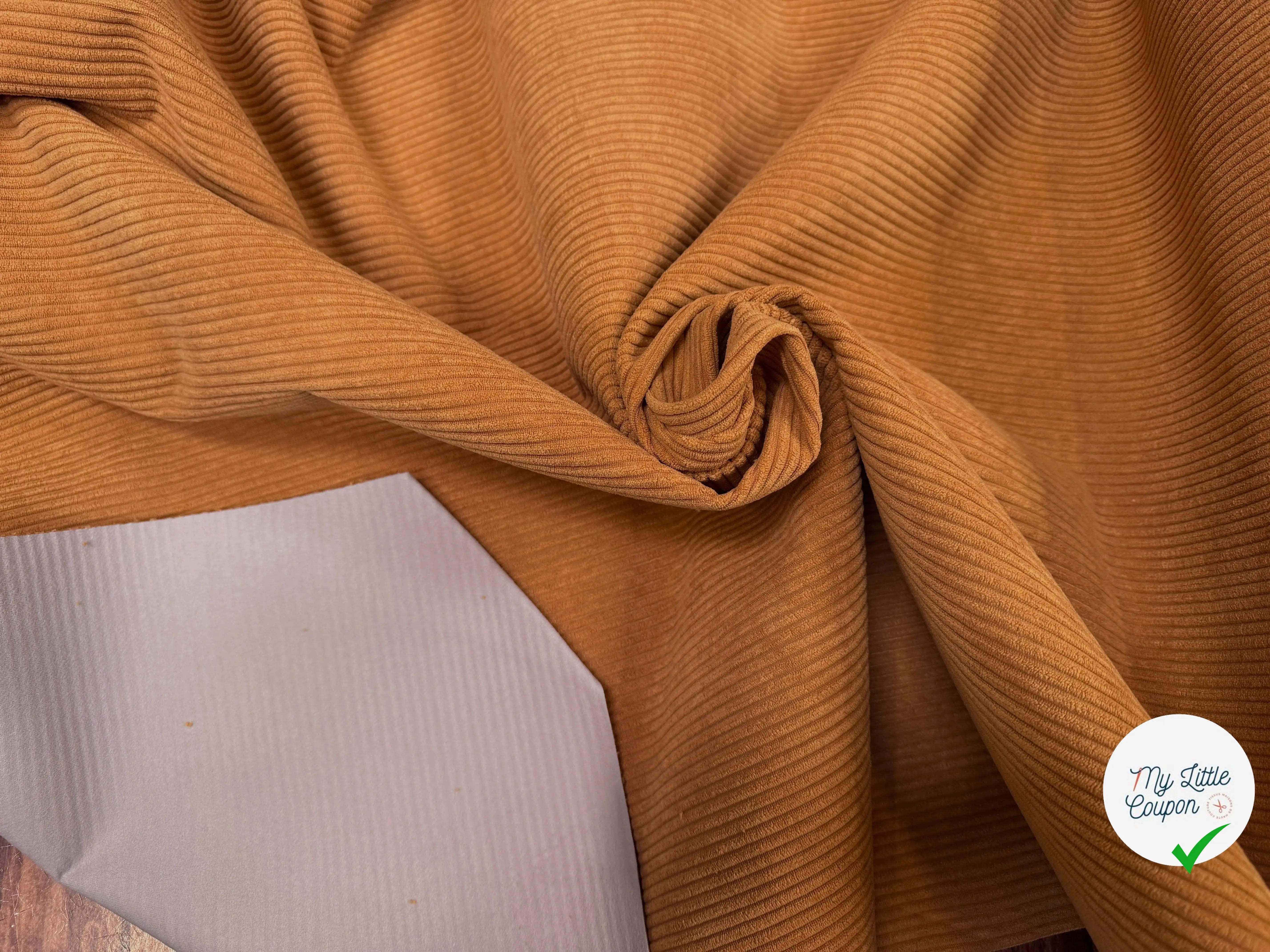 VELOURS COTELÉ OCRE - My Little Coupon