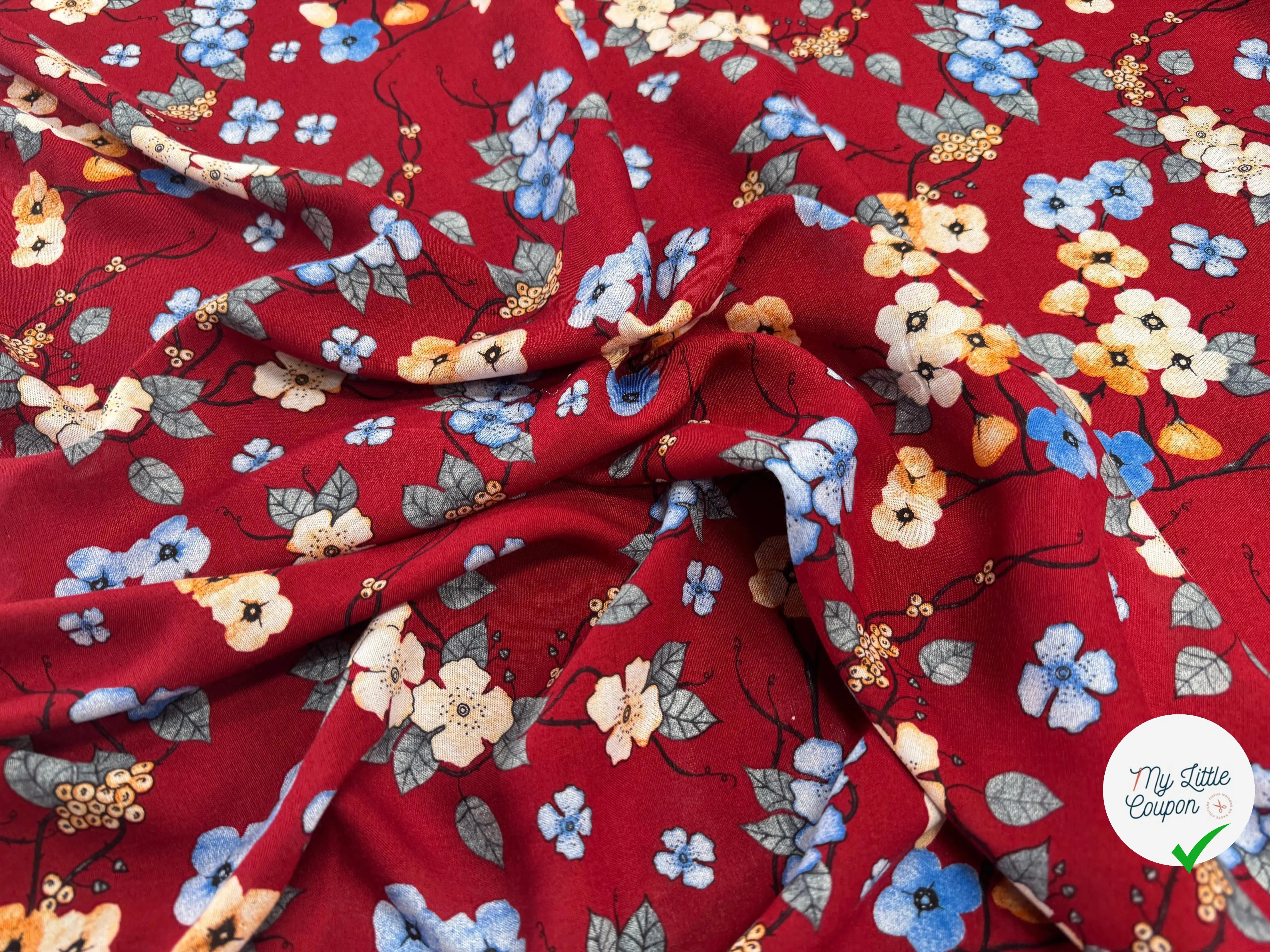 VISCOSE À FLEURS JAPONAISES BLEUES ET BEIGES SUR FOND ROUGE - My Little Coupon