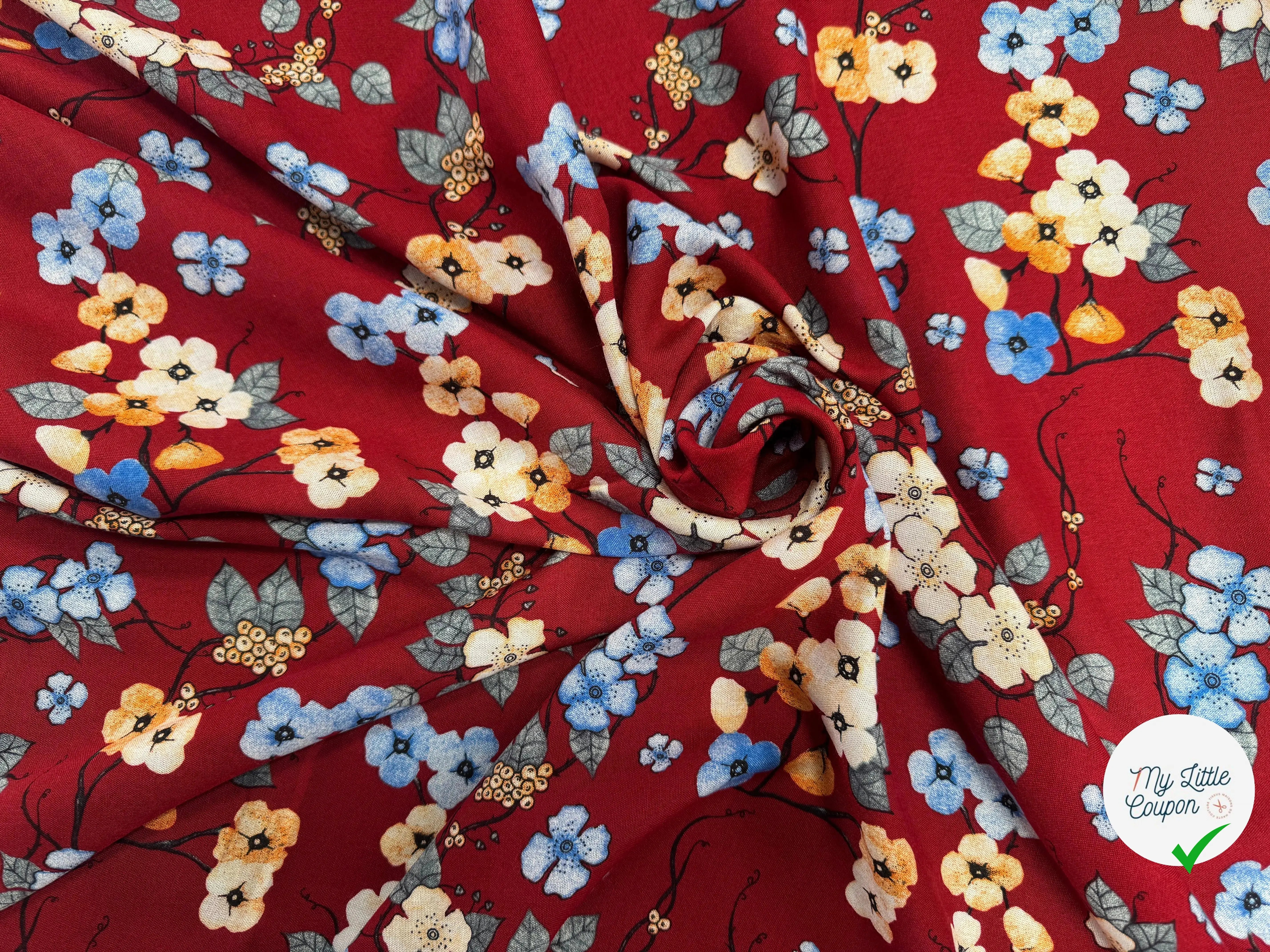 VISCOSE À FLEURS JAPONAISES BLEUES ET BEIGES SUR FOND ROUGE - My Little Coupon