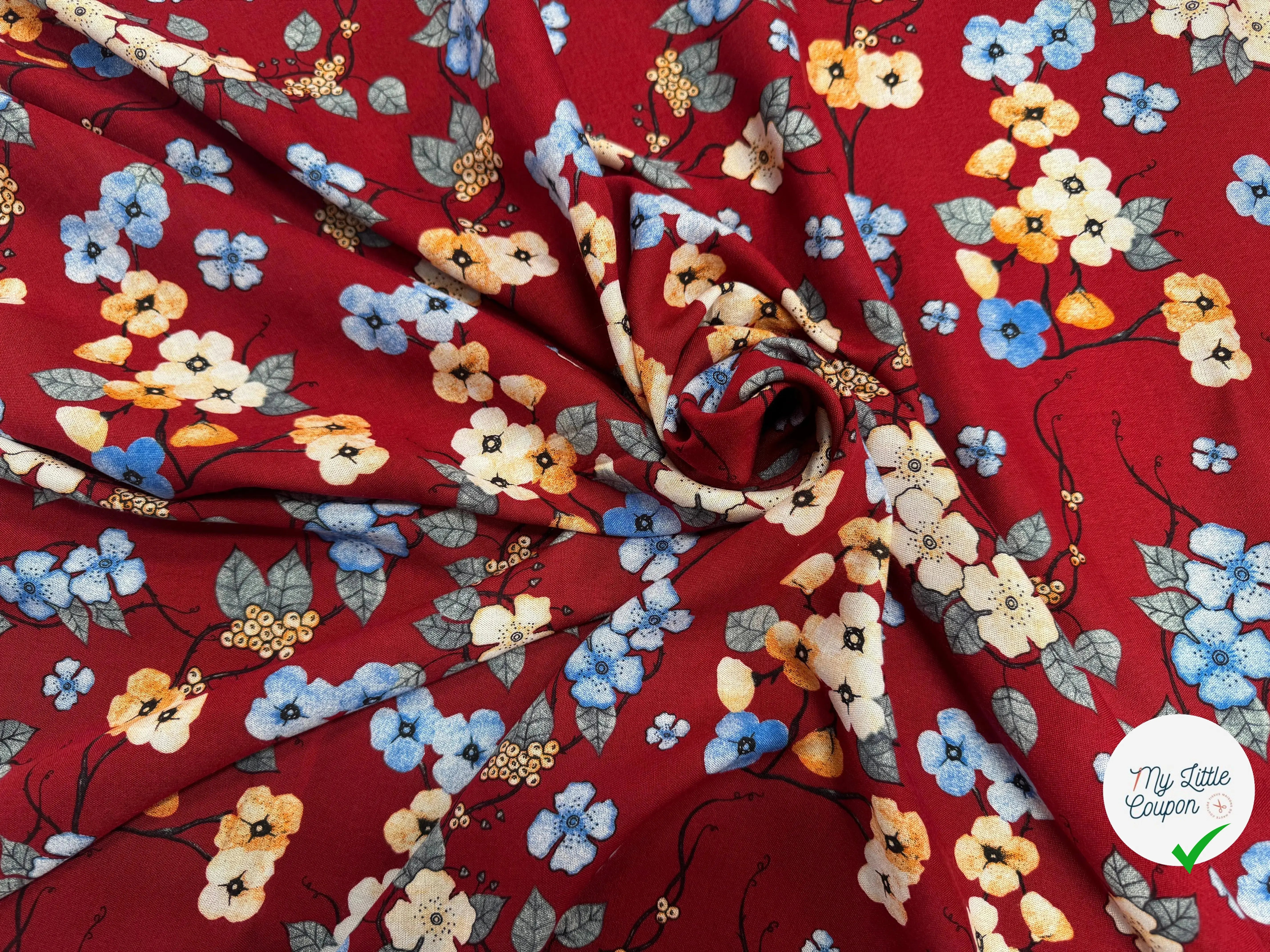 VISCOSE À FLEURS JAPONAISES BLEUES ET BEIGES SUR FOND ROUGE - My Little Coupon