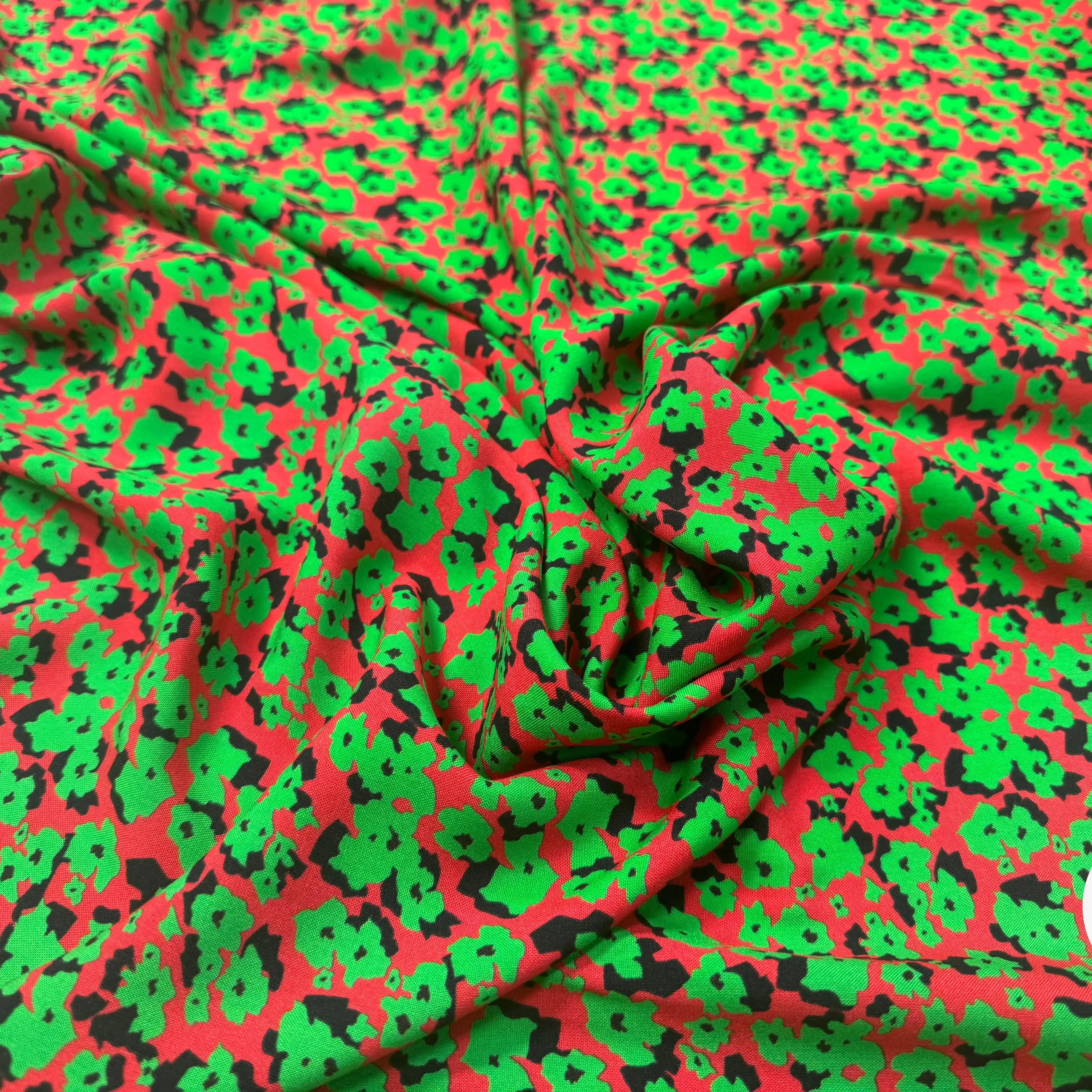 VISCOSE À FOND ROUGE AVEC MOTIFS FLORAUX VERTS - My Little Coupon