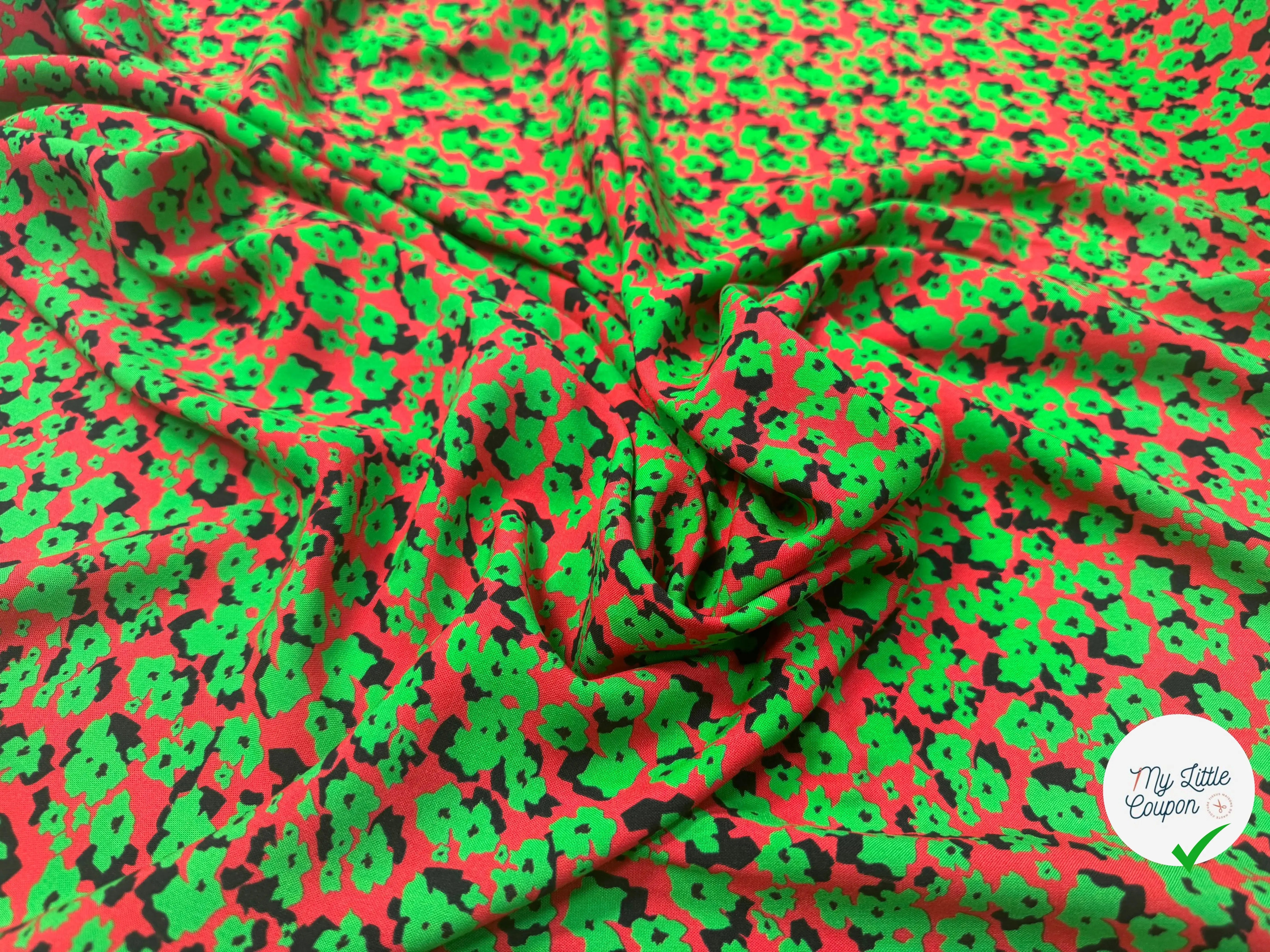 VISCOSE À FOND ROUGE AVEC MOTIFS FLORAUX VERTS - My Little Coupon