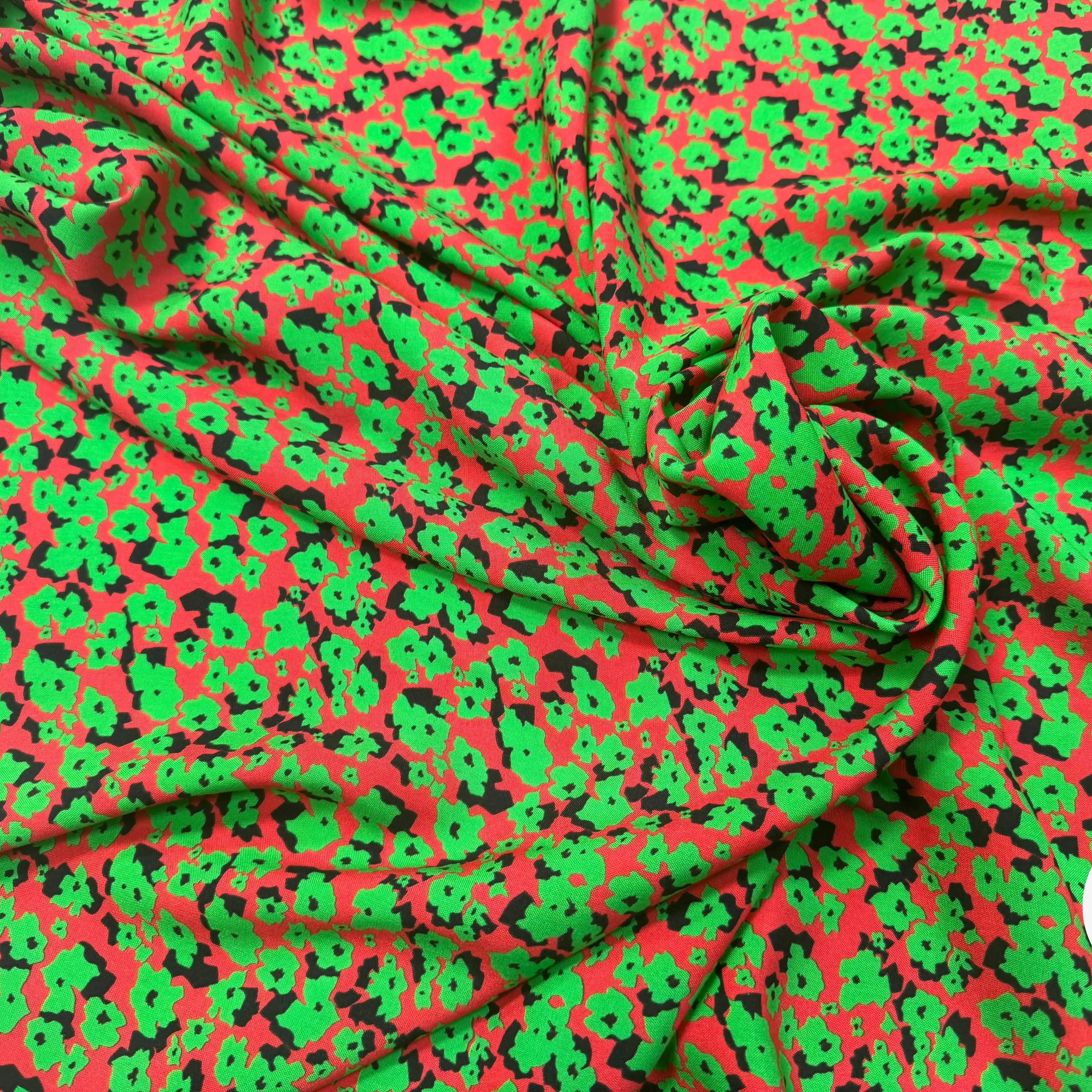 VISCOSE À FOND ROUGE AVEC MOTIFS FLORAUX VERTS - My Little Coupon