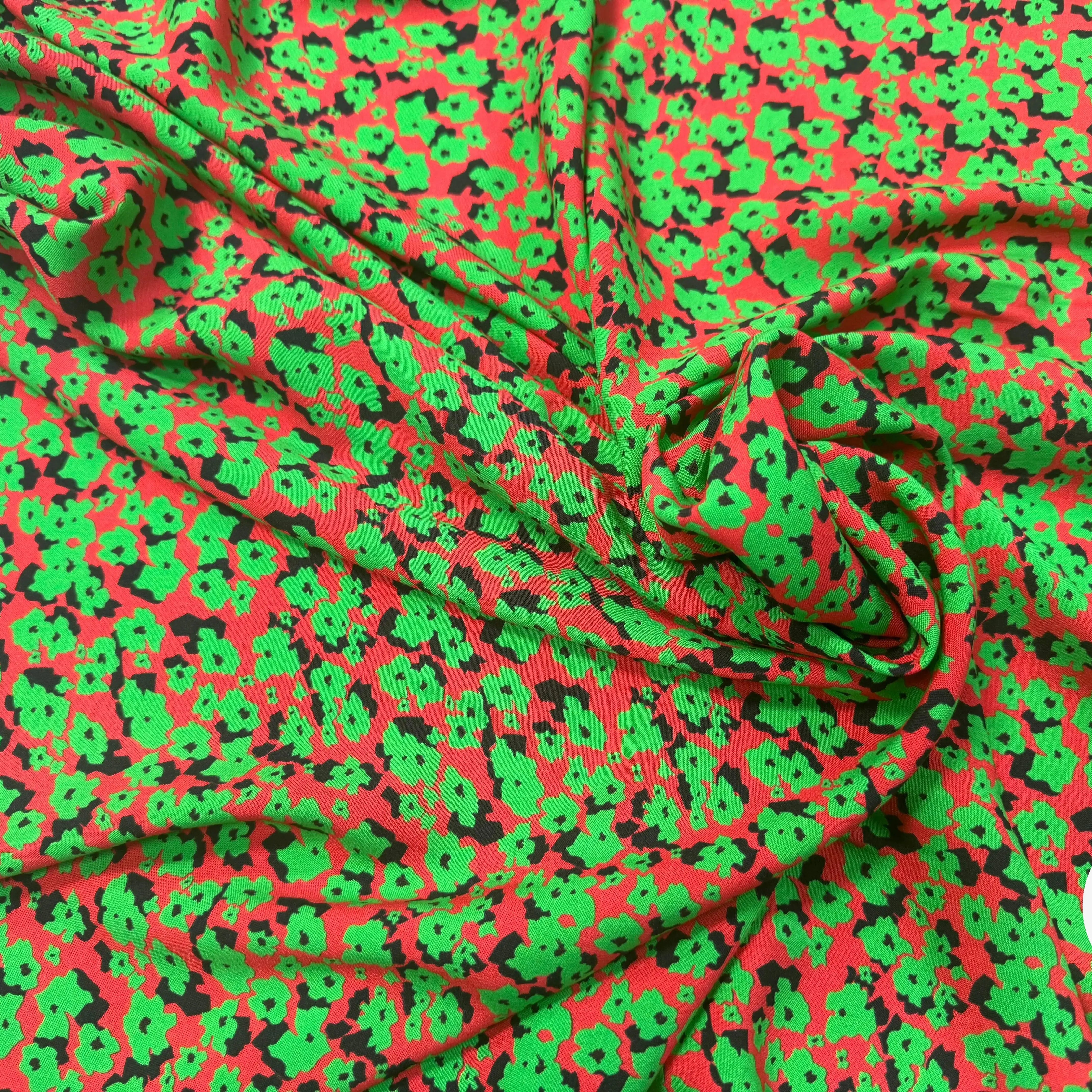 VISCOSE À FOND ROUGE AVEC MOTIFS FLORAUX VERTS - My Little Coupon