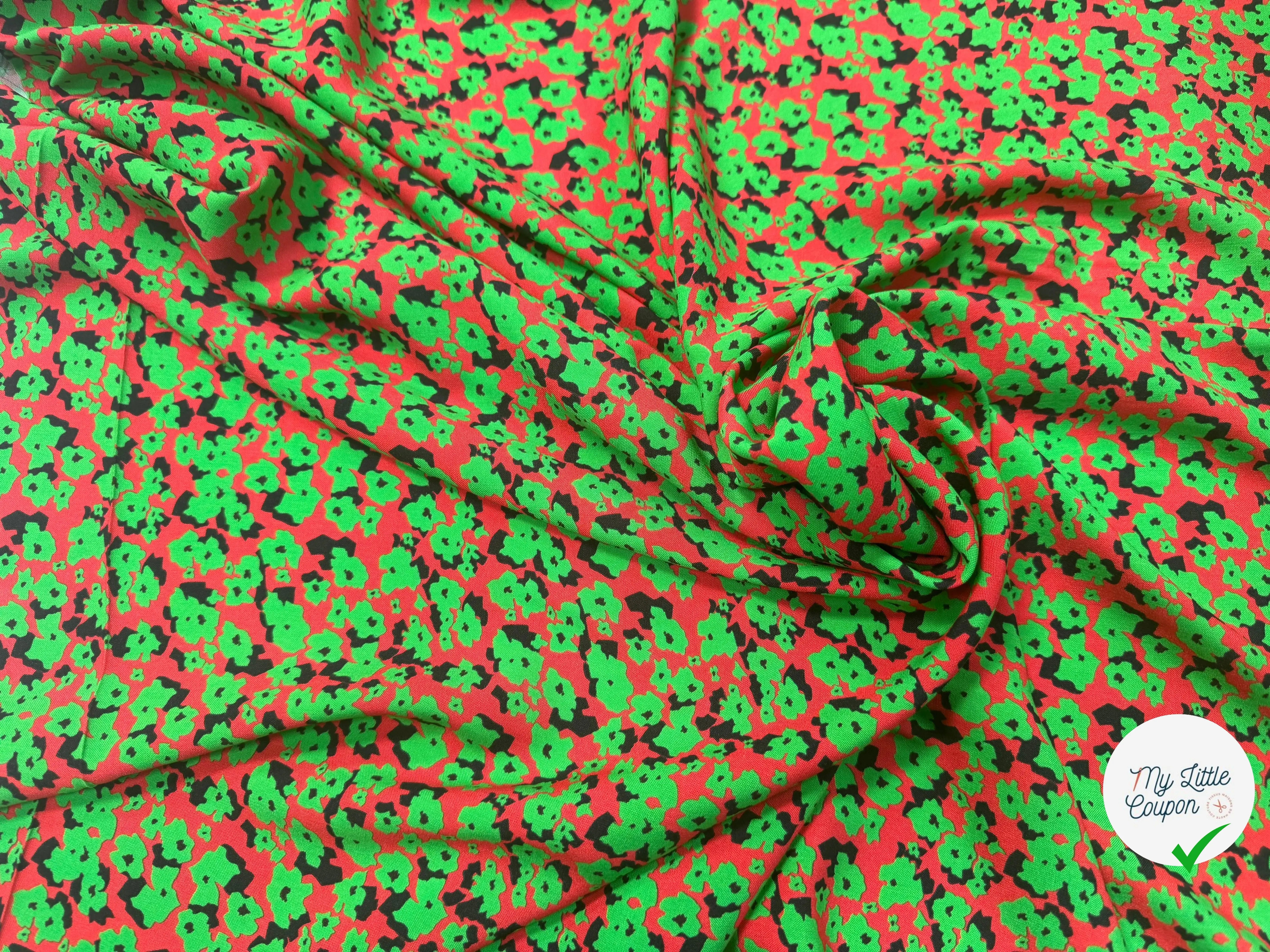 VISCOSE À FOND ROUGE AVEC MOTIFS FLORAUX VERTS - My Little Coupon
