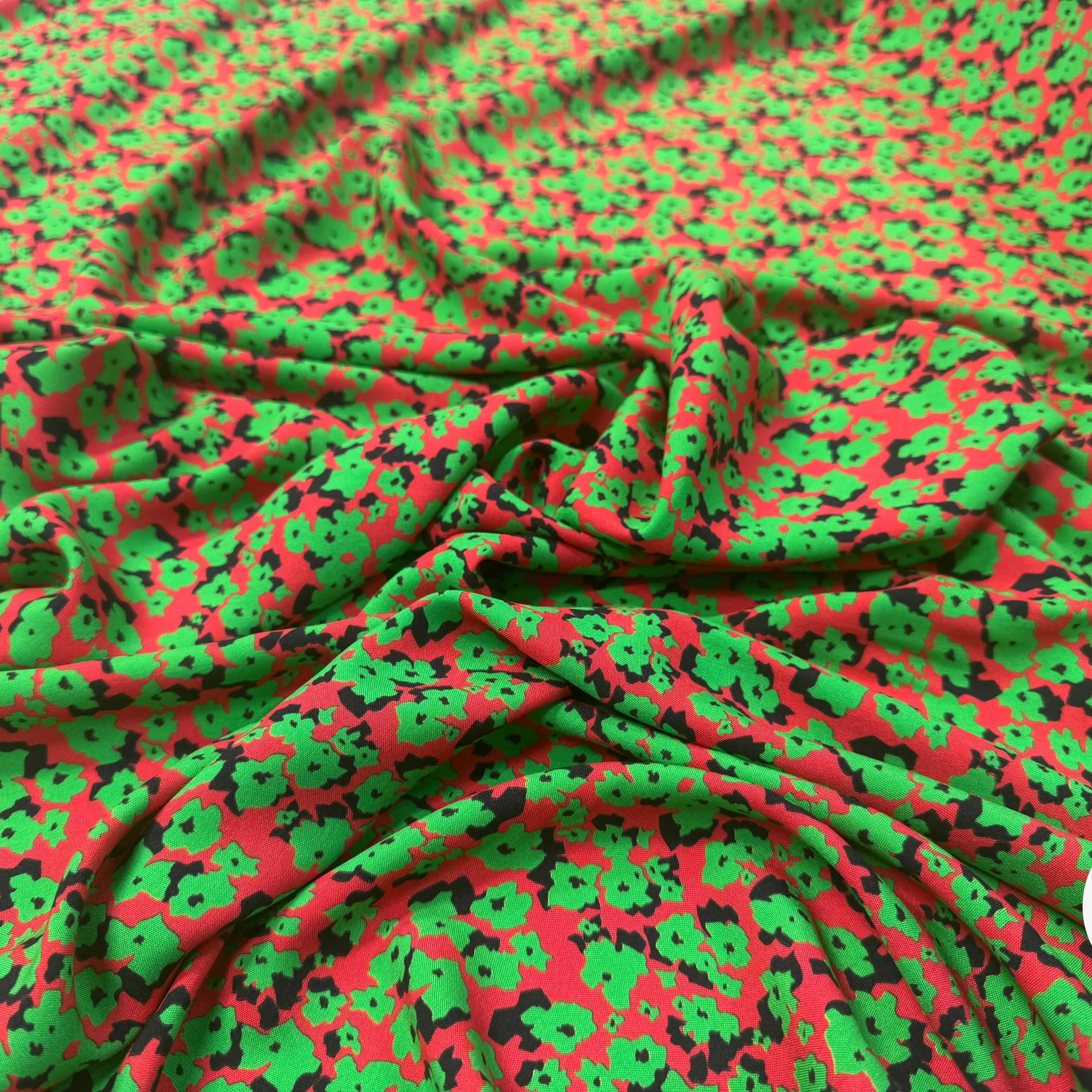 VISCOSE À FOND ROUGE AVEC MOTIFS FLORAUX VERTS - My Little Coupon