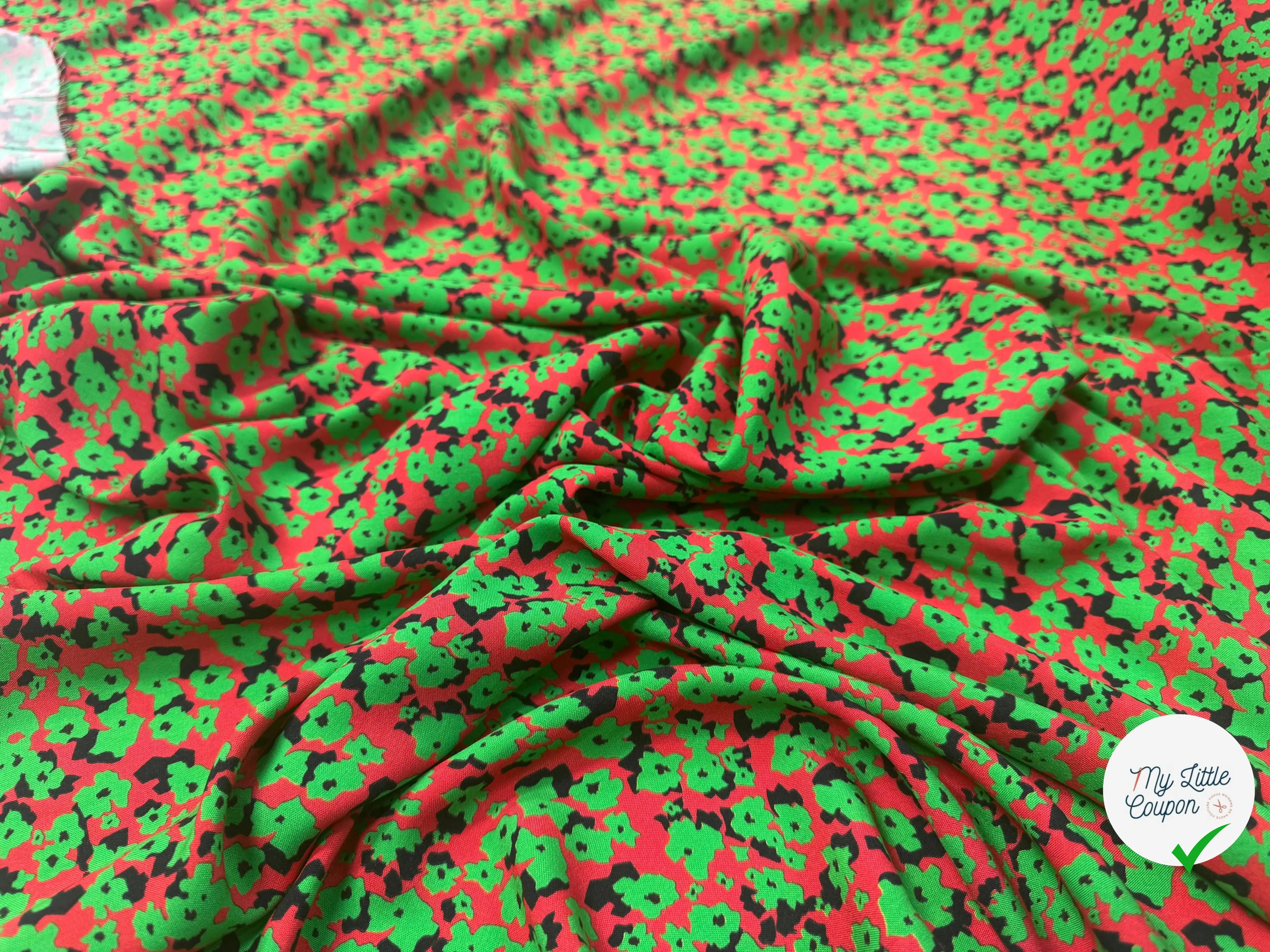 VISCOSE À FOND ROUGE AVEC MOTIFS FLORAUX VERTS - My Little Coupon