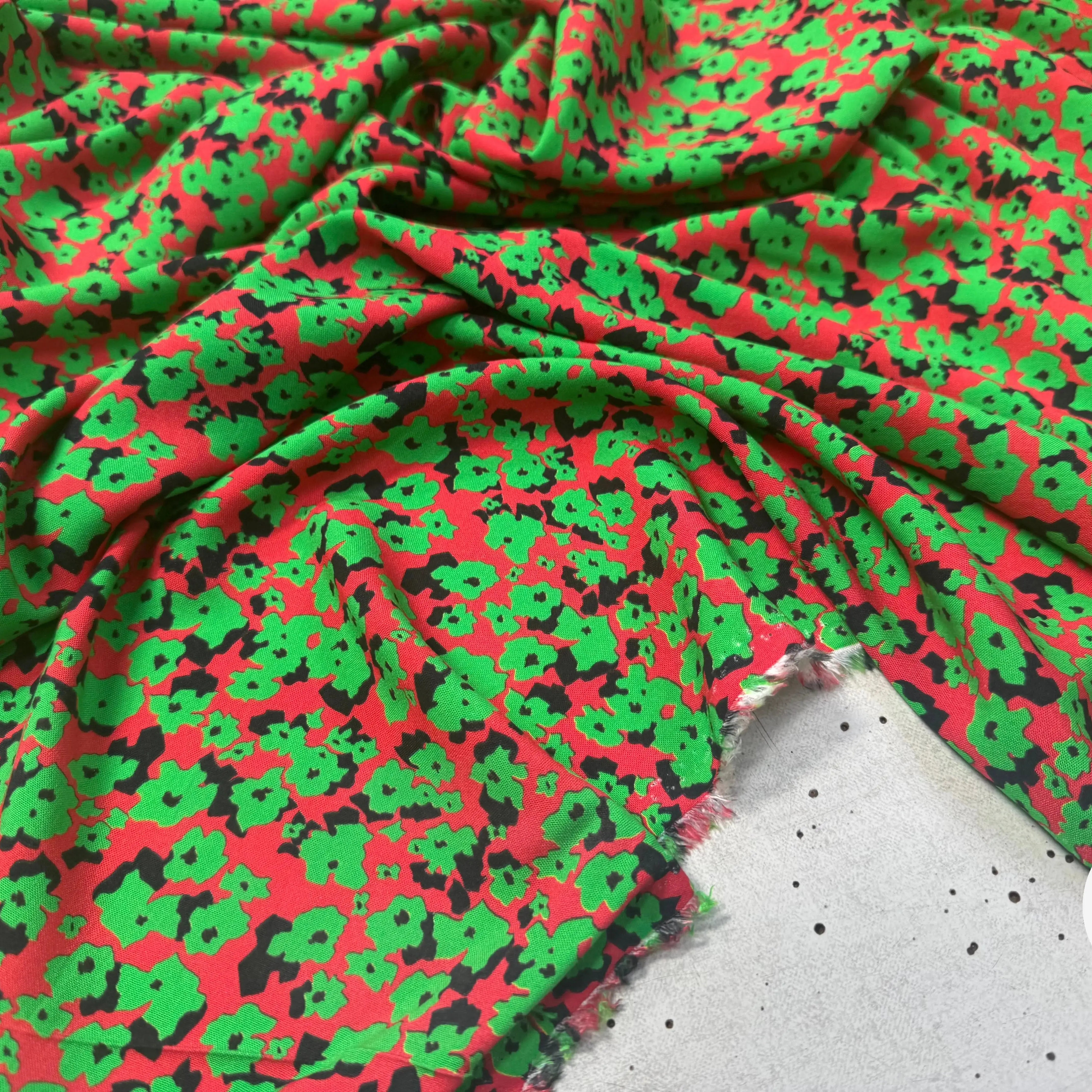 VISCOSE À FOND ROUGE AVEC MOTIFS FLORAUX VERTS - My Little Coupon