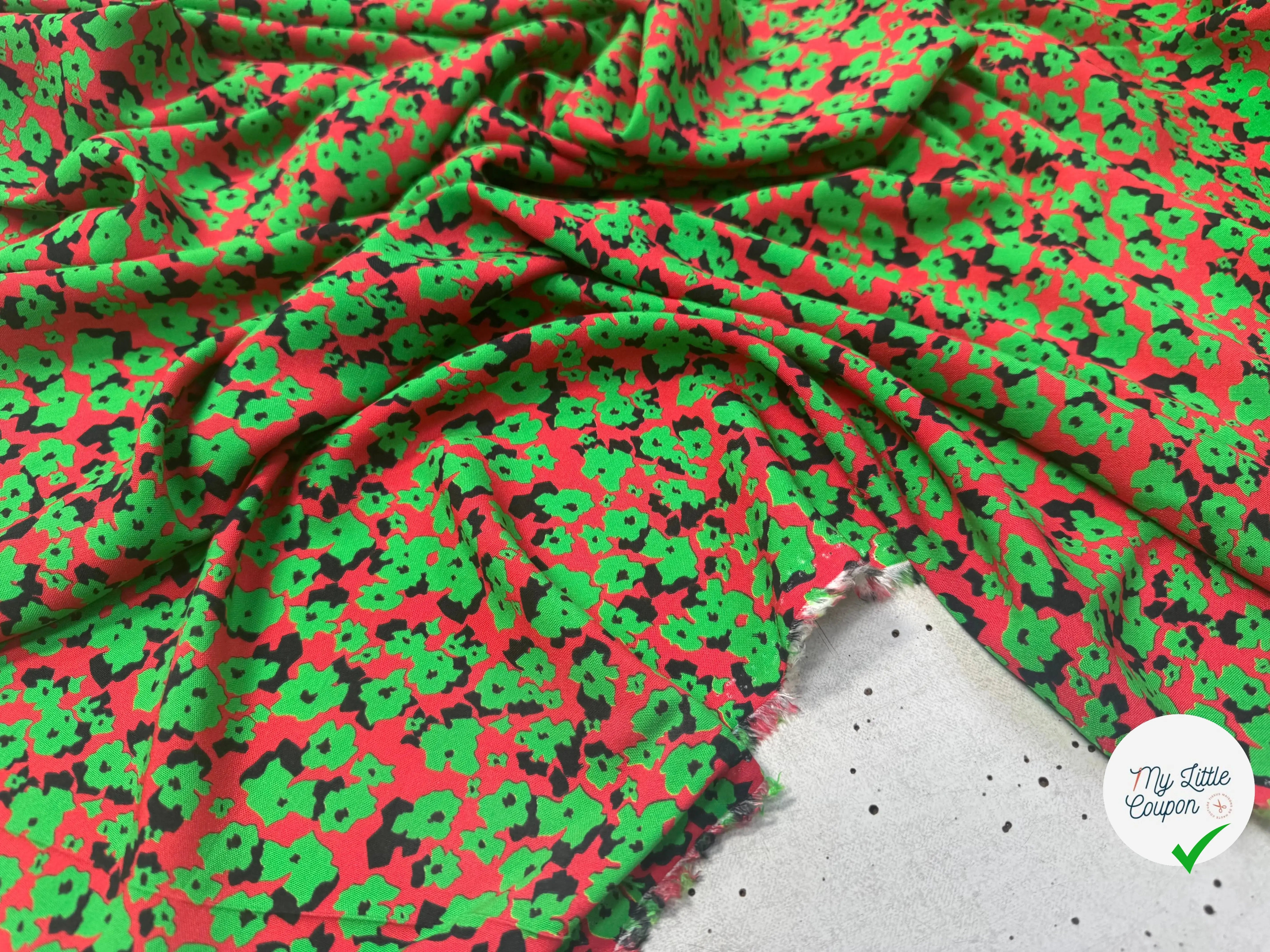 VISCOSE À FOND ROUGE AVEC MOTIFS FLORAUX VERTS - My Little Coupon