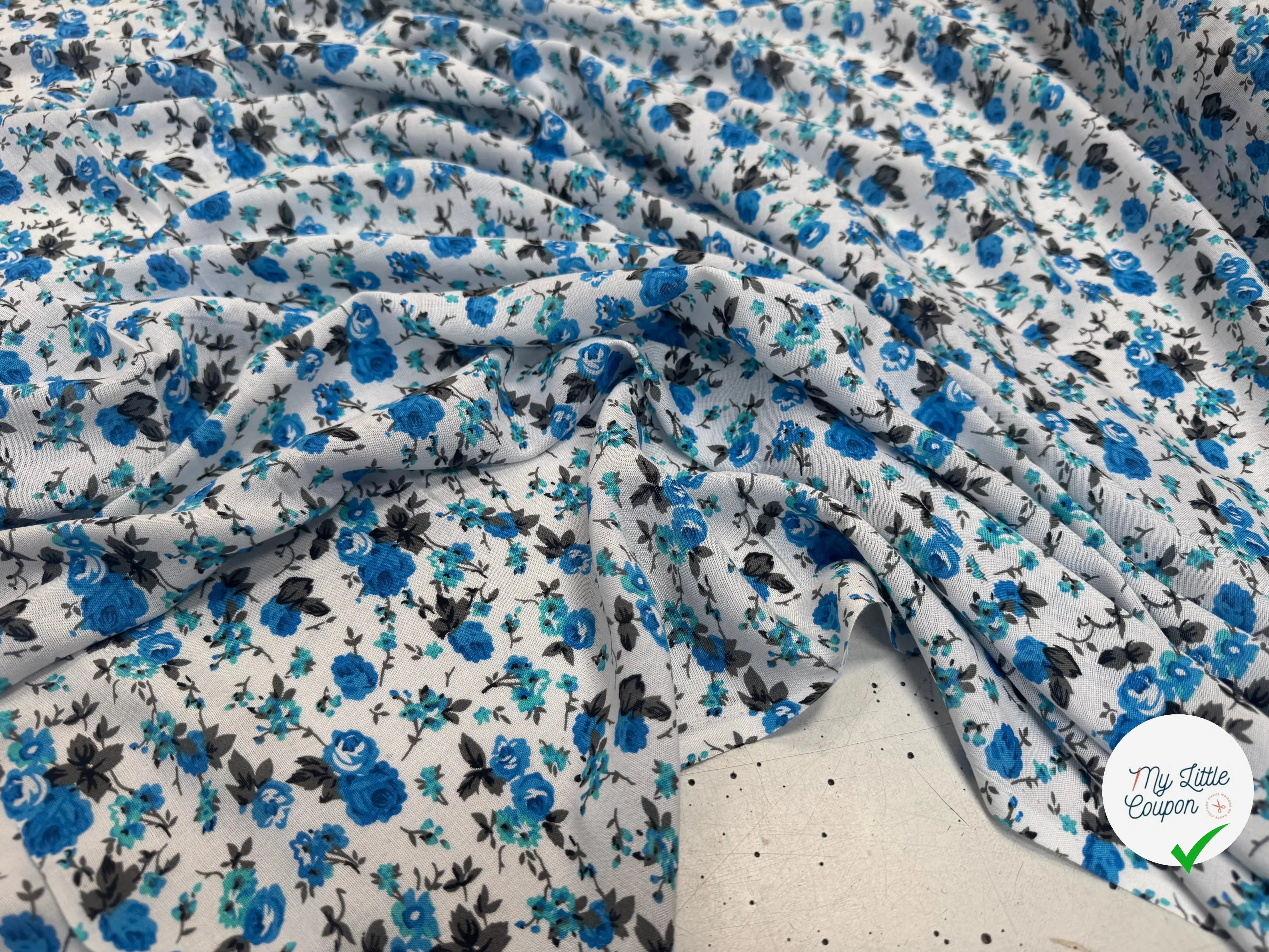 VISCOSE À MOTIFS DE ROSES BLEUES SUR FOND BLANC - My Little Coupon