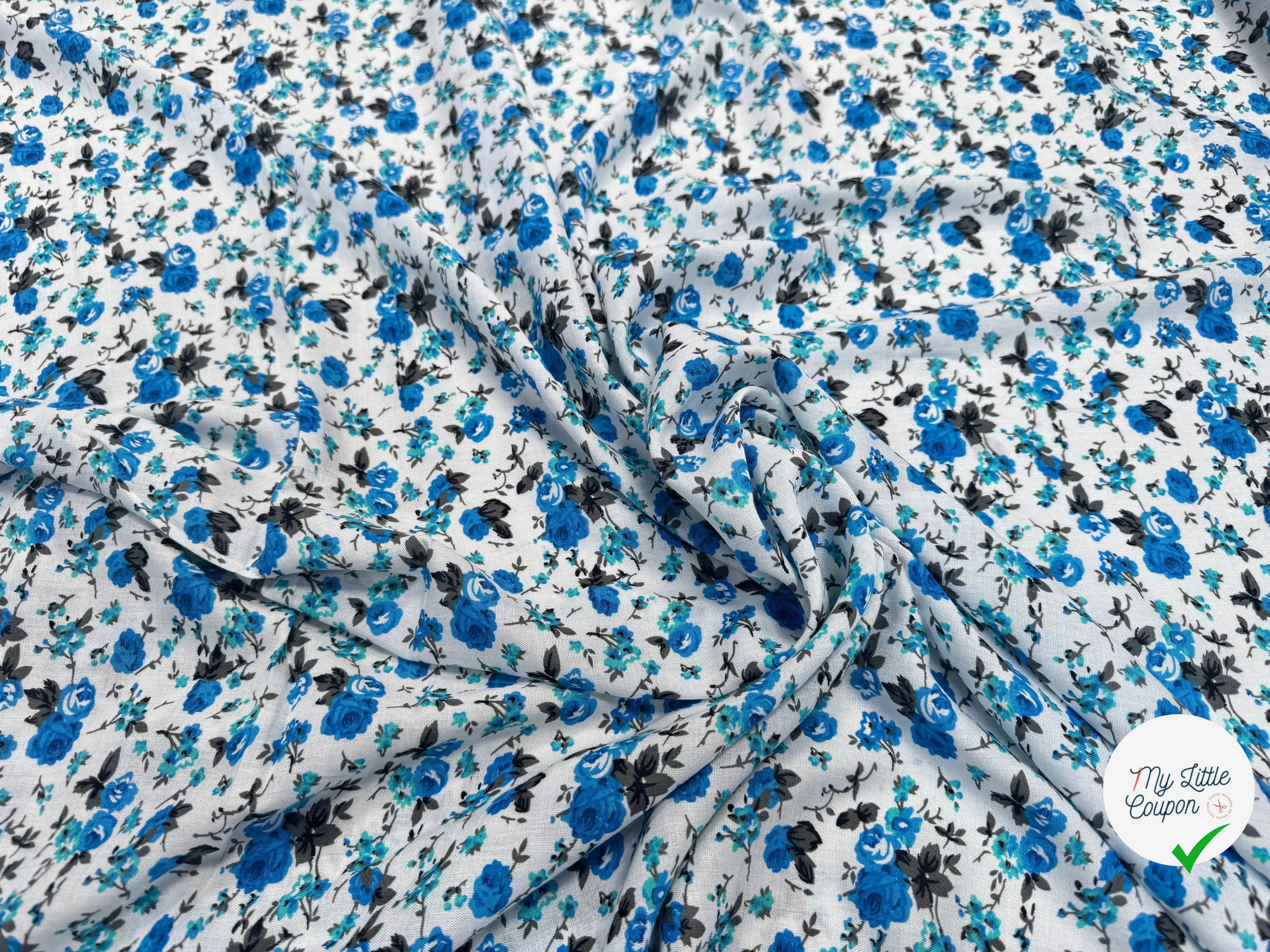 VISCOSE À MOTIFS DE ROSES BLEUES SUR FOND BLANC - My Little Coupon
