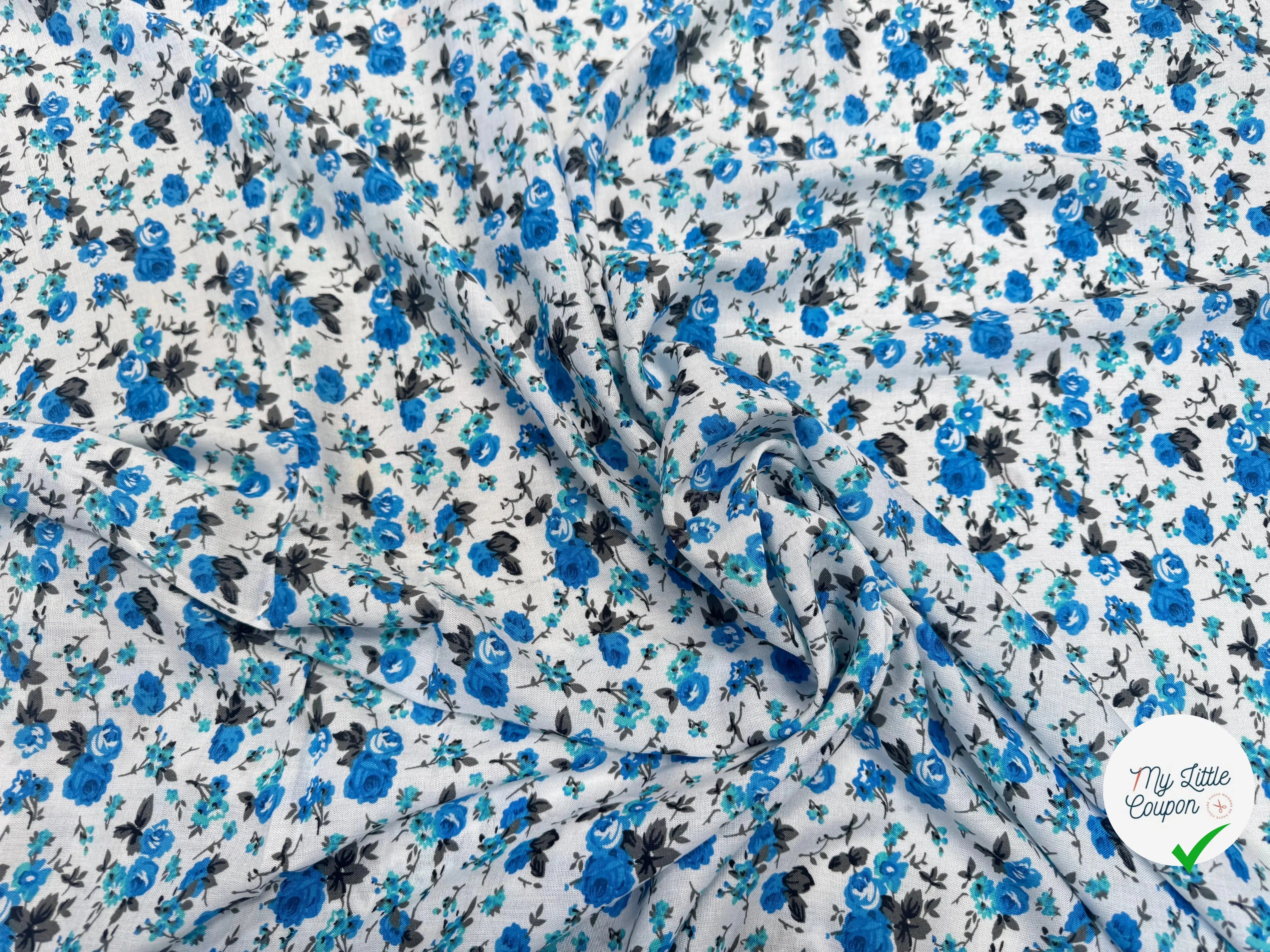 VISCOSE À MOTIFS DE ROSES BLEUES SUR FOND BLANC - My Little Coupon