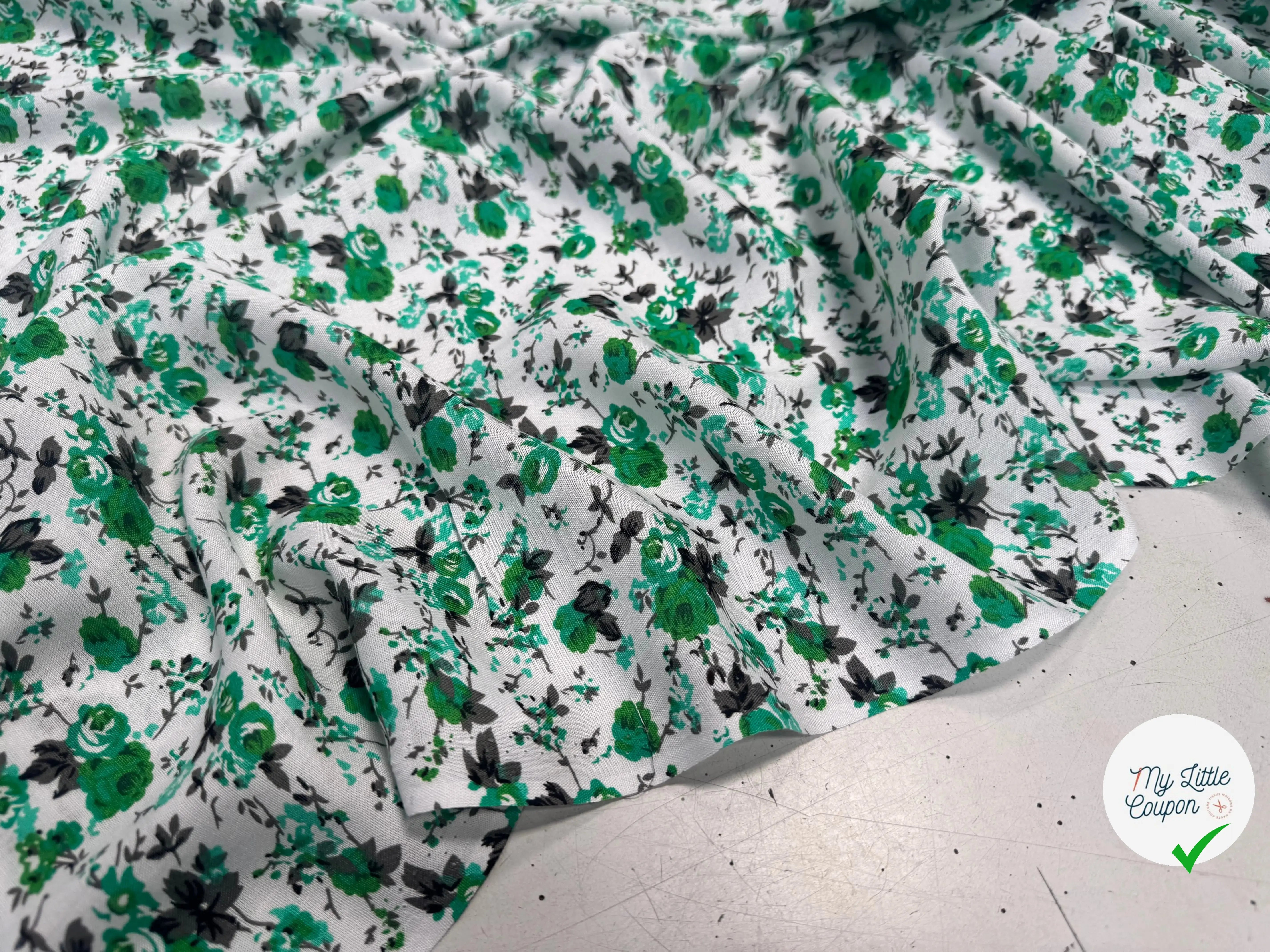VISCOSE À MOTIFS DE ROSES VERTES SUR FOND BLANC - My Little Coupon