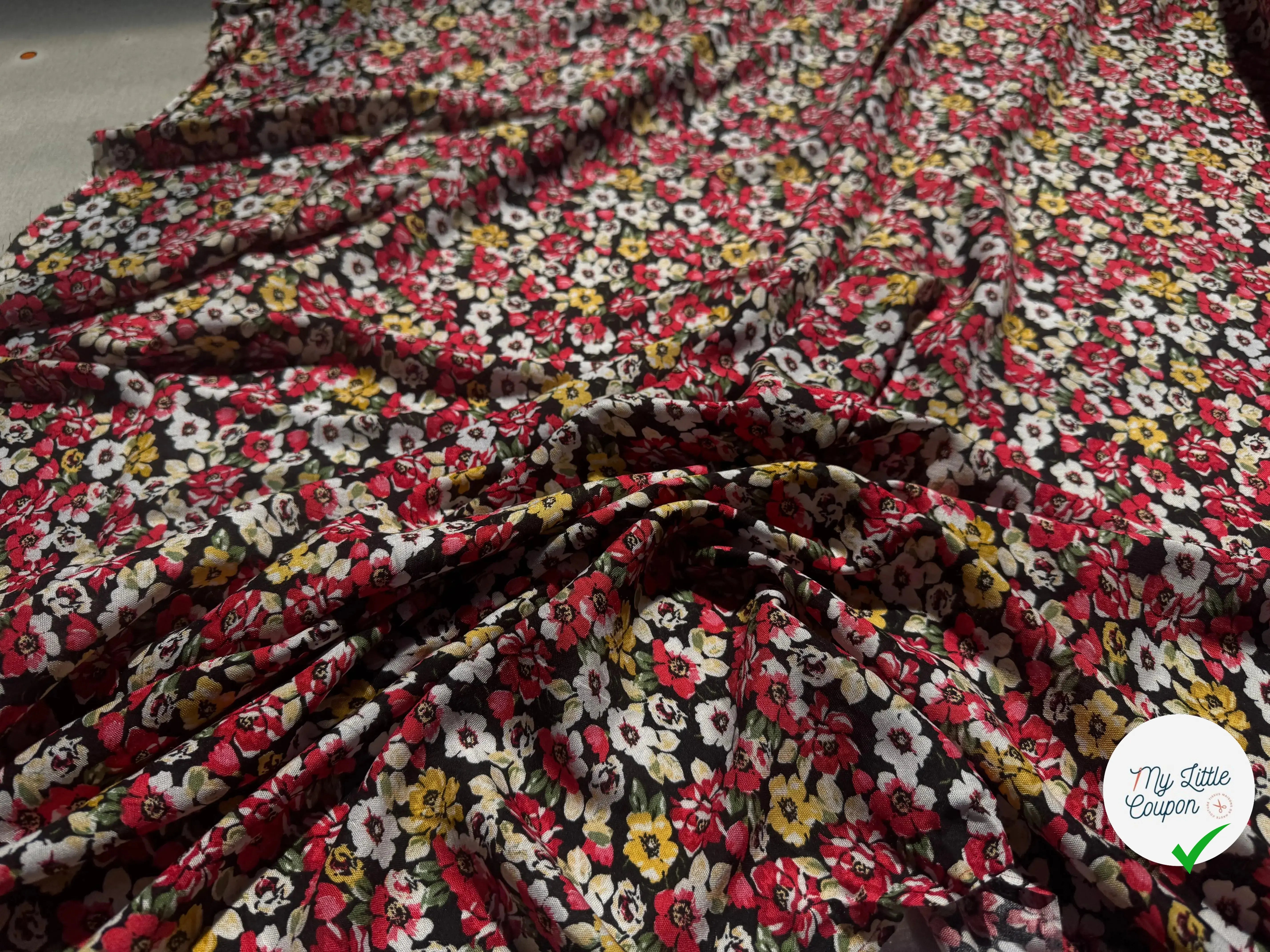 VISCOSE À MOTIFS FLORAUX ROUGES ET JAUNES - My Little Coupon