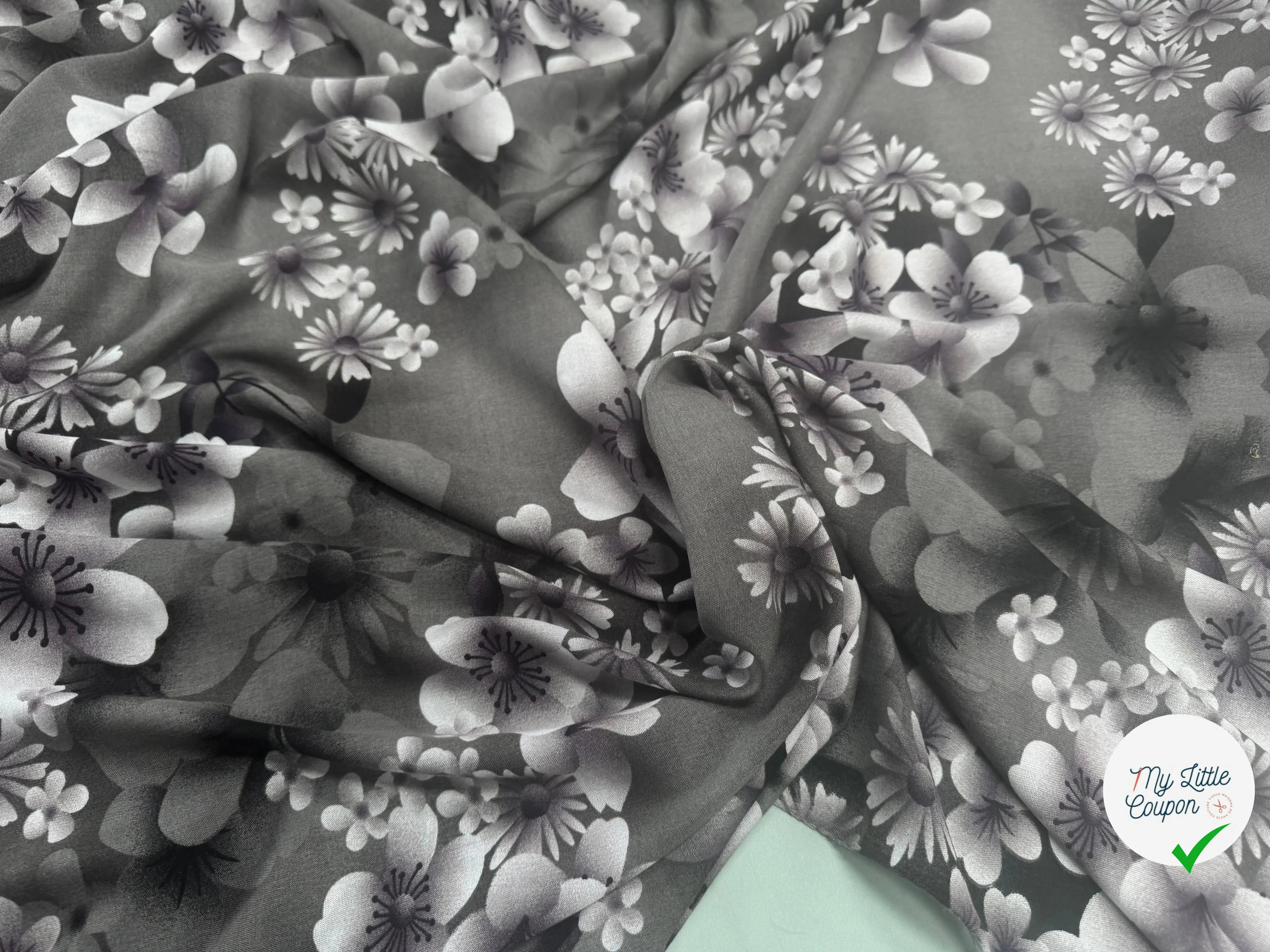 VISCOSE À MOTIFS ROSES ET PISSENLITS SUR FOND GRIS DE COULEURS GRIS - My Little Coupon