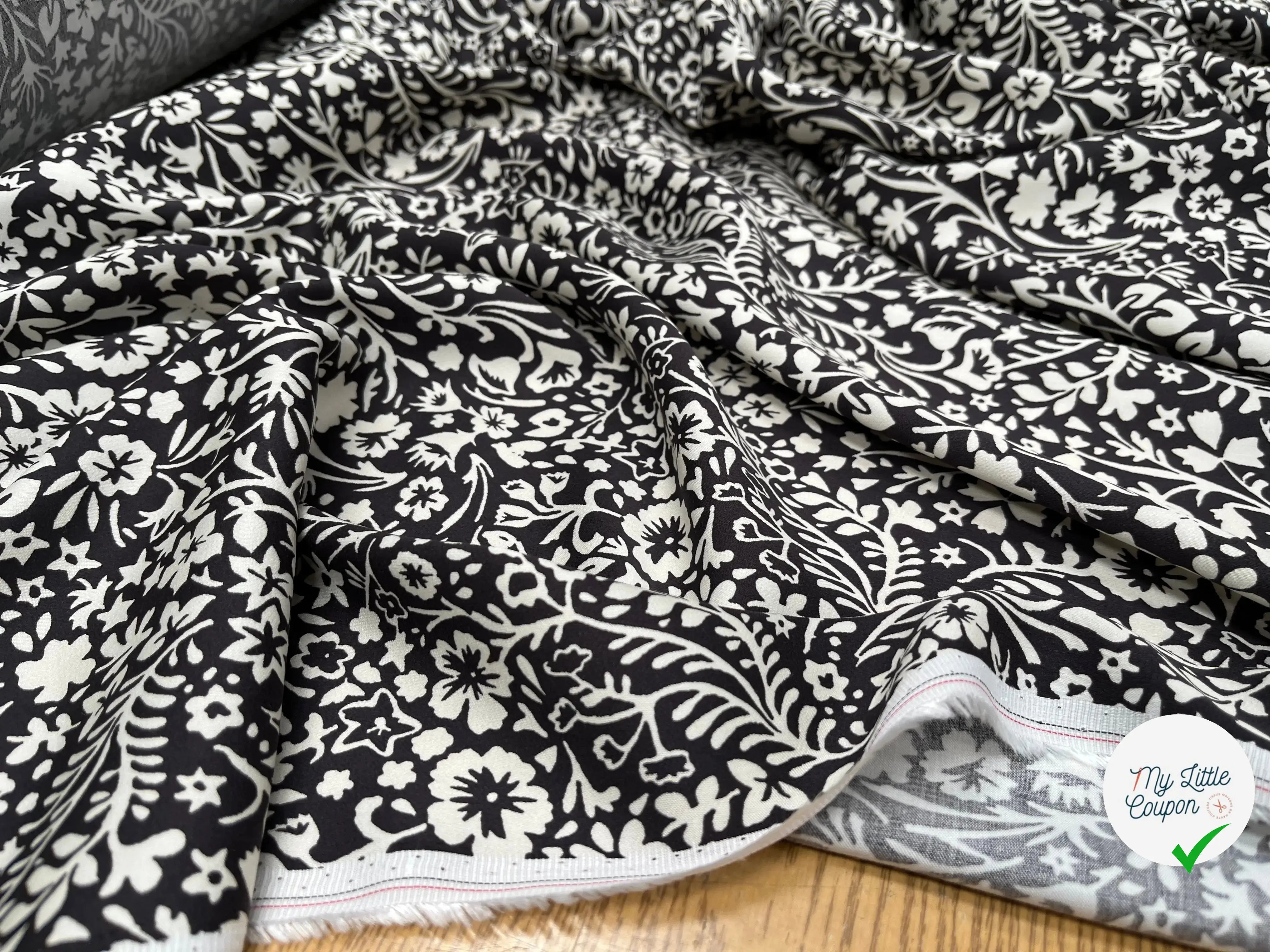 VISCOSE DOUCE FOND GRIS MARRON MOTIFS FLORAL BLANC - My Little Coupon