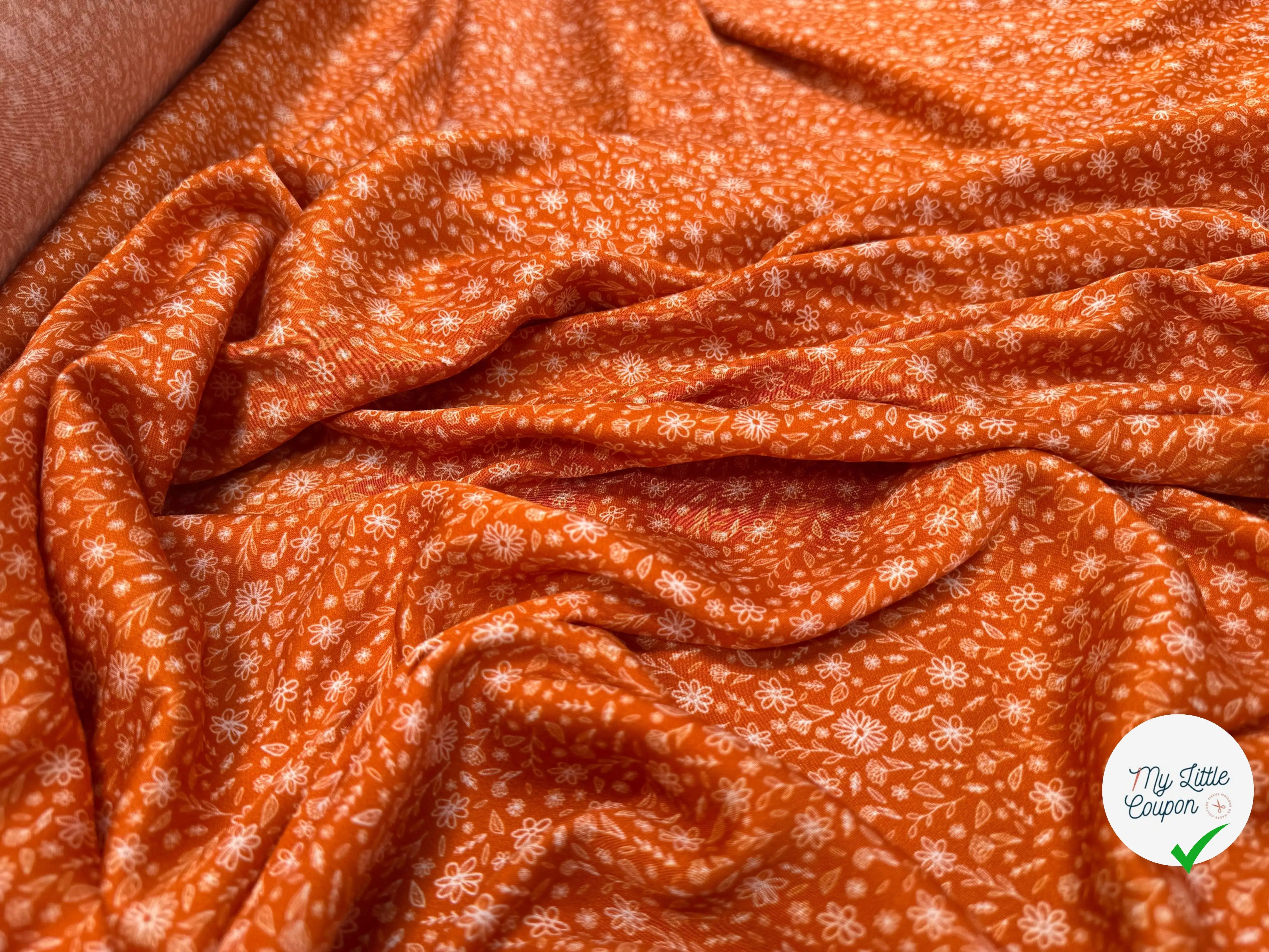 VISCOSE DOUCE TRES LEGEREMENT SATINEE FLEURS SUR SUCRE ROUX - My Little Coupon