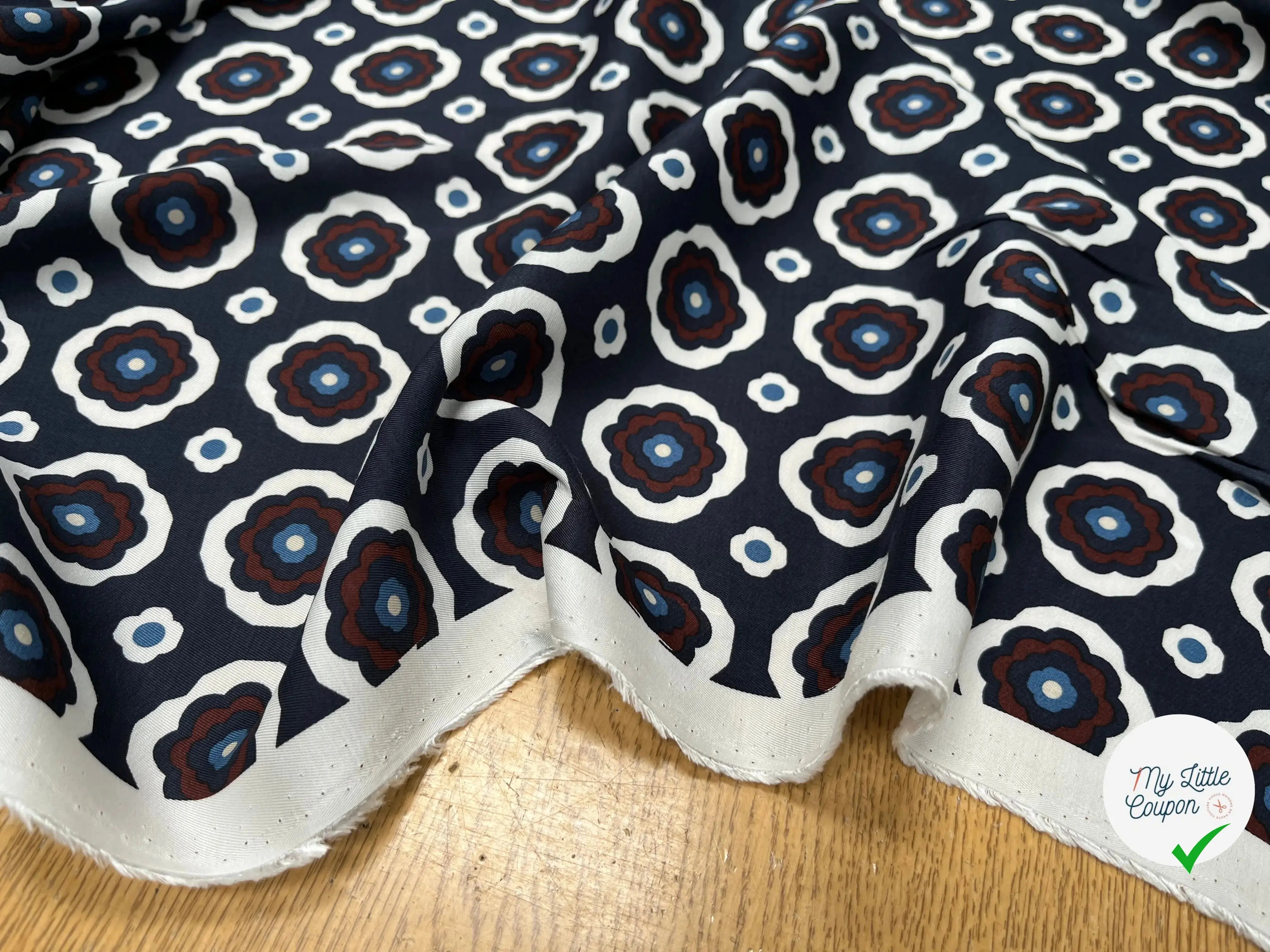 VISCOSE FOND BLEU NAVY MOTIFS FLEURS BLANC ET MARRON - My Little Coupon