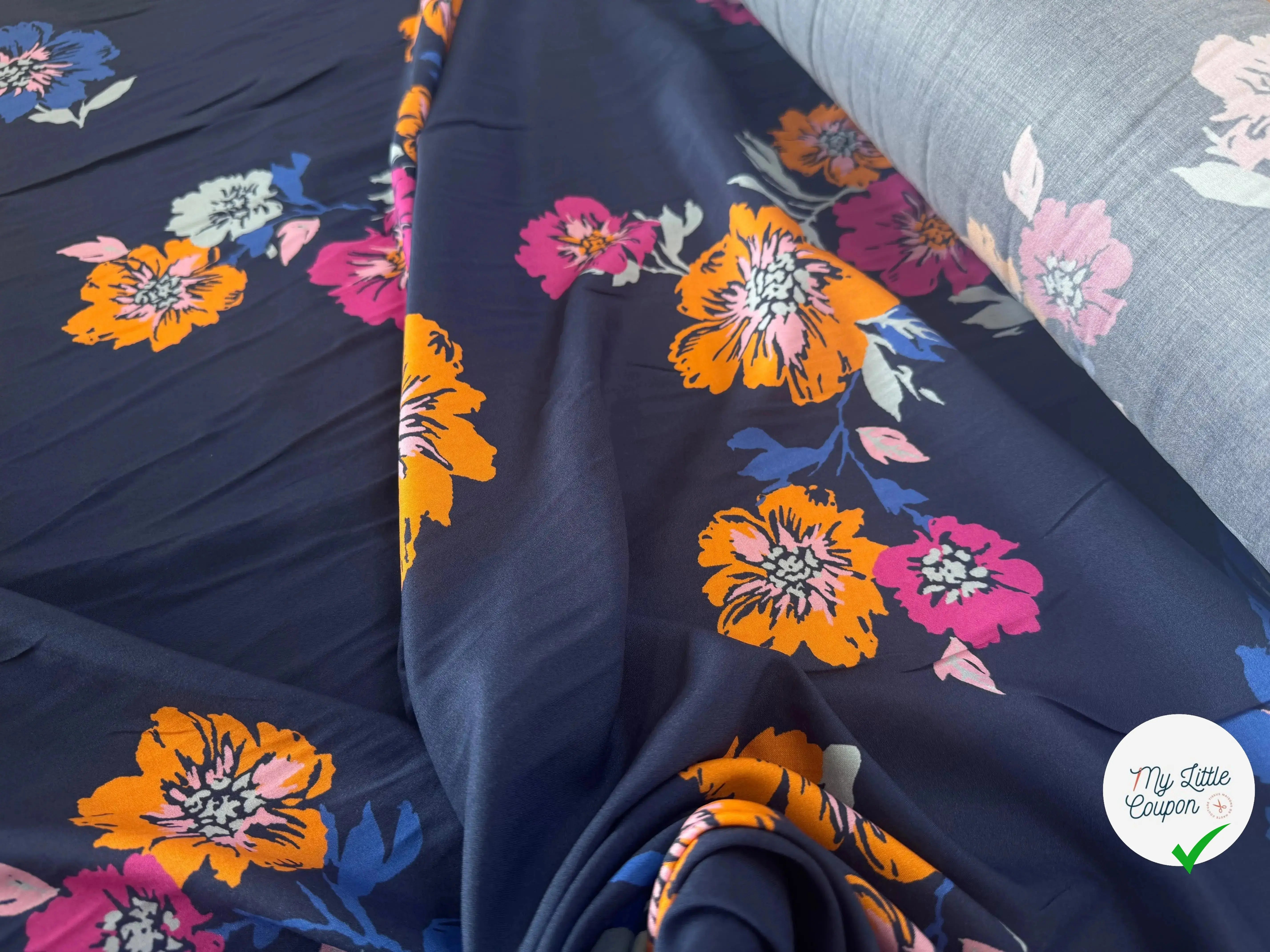 VISCOSE FOND MARINE FLEURS ORANGE VIOLET & BLEU - My Little Coupon