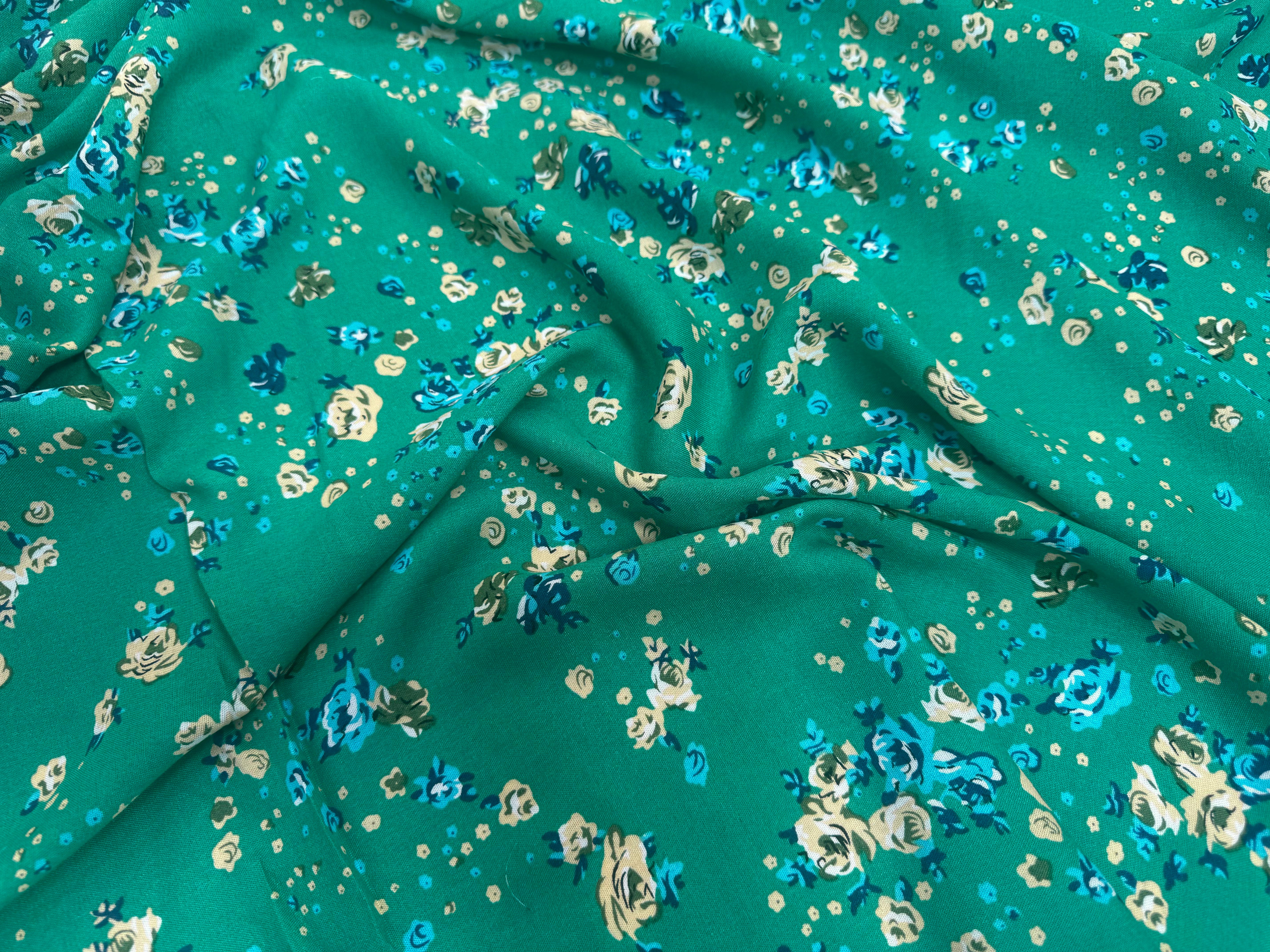 VISCOSE FOND VERT À MOTIFS FLORAUX BLEUS ET BEIGES - My Little Coupon