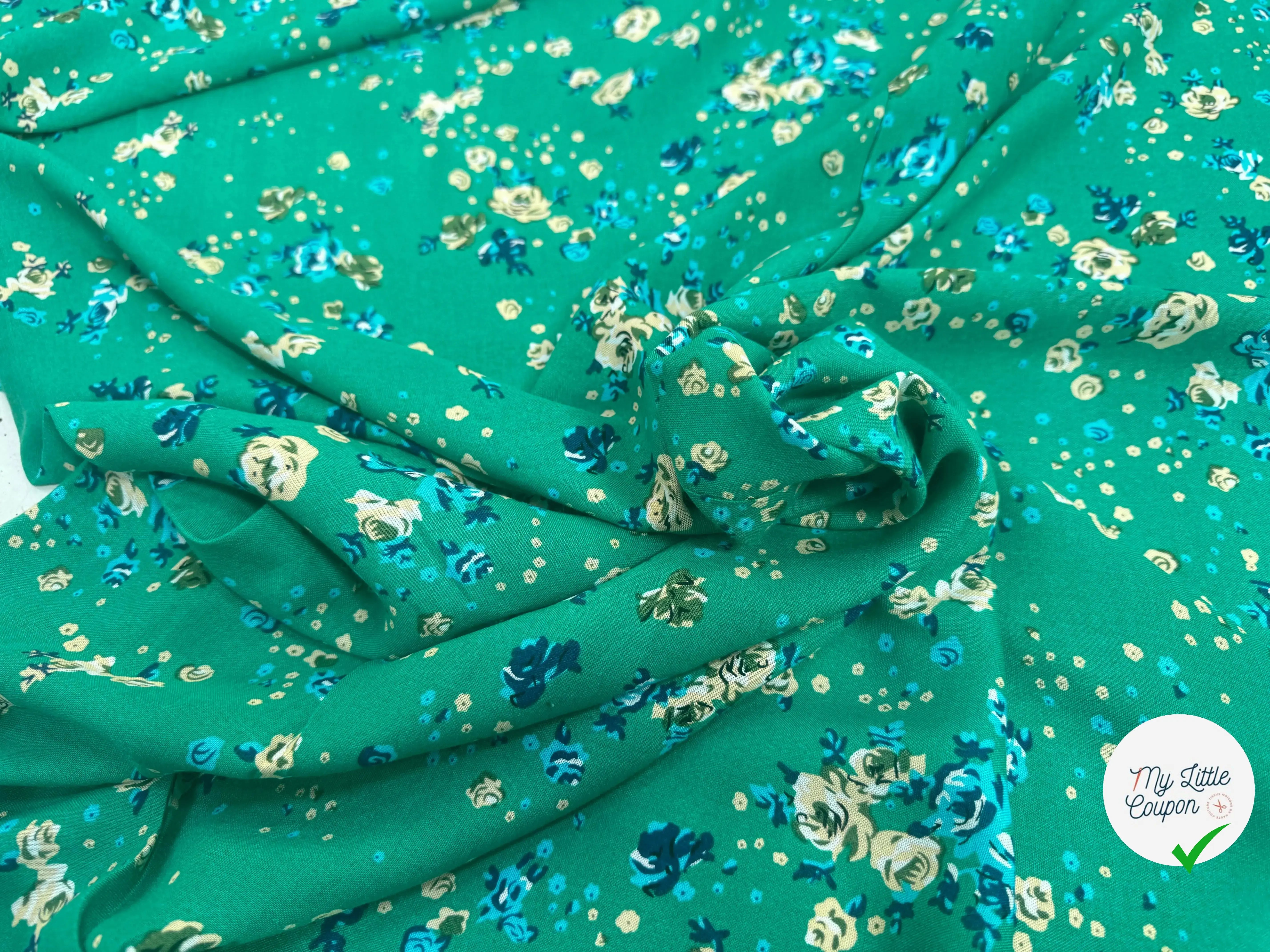VISCOSE FOND VERT À MOTIFS FLORAUX BLEUS ET BEIGES - My Little Coupon