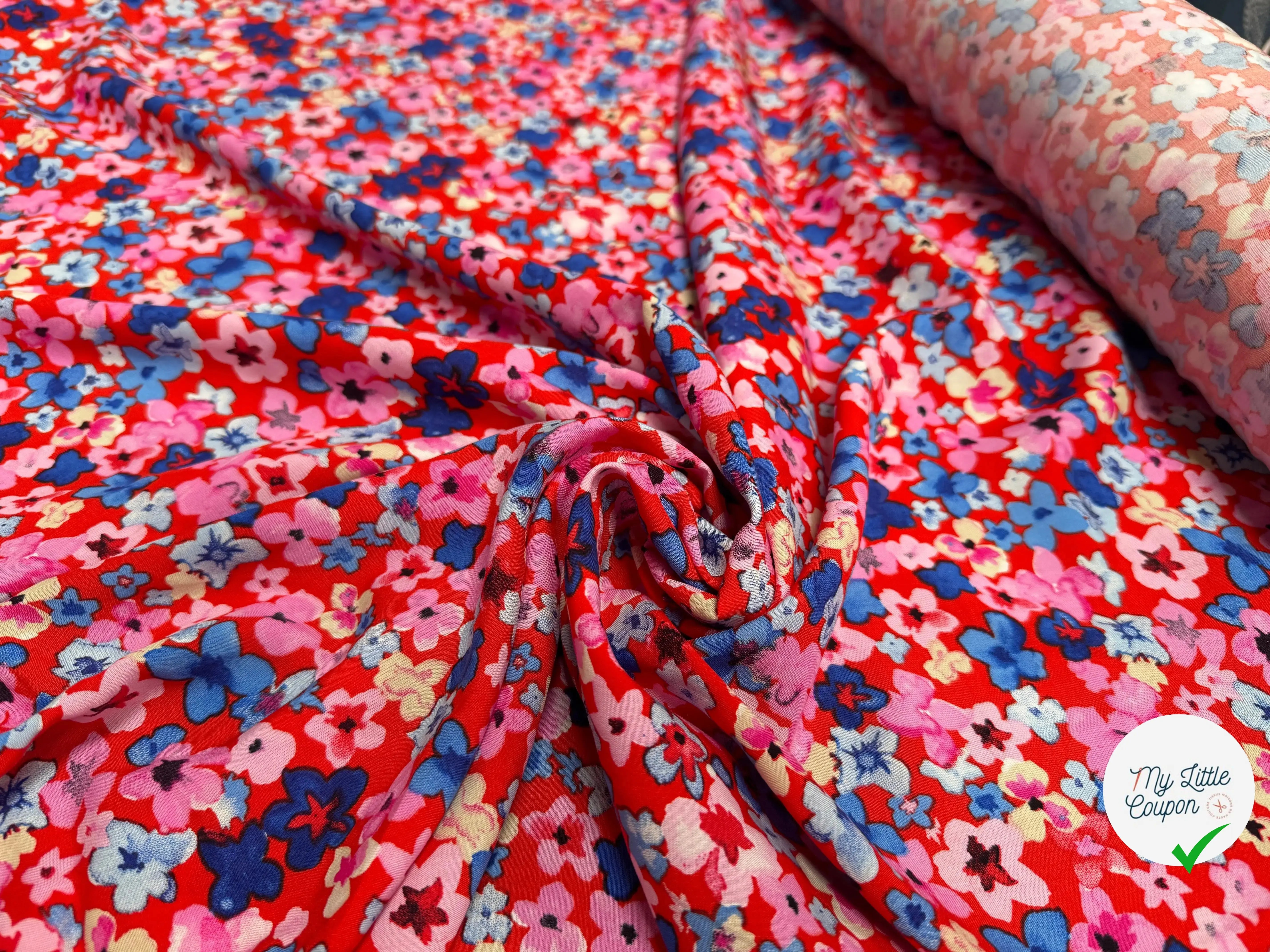 VISCOSE TOUCHÉ PEAU DE PÊCHE IMPRIMÉ FLEURS FOND ROUGE - My Little Coupon