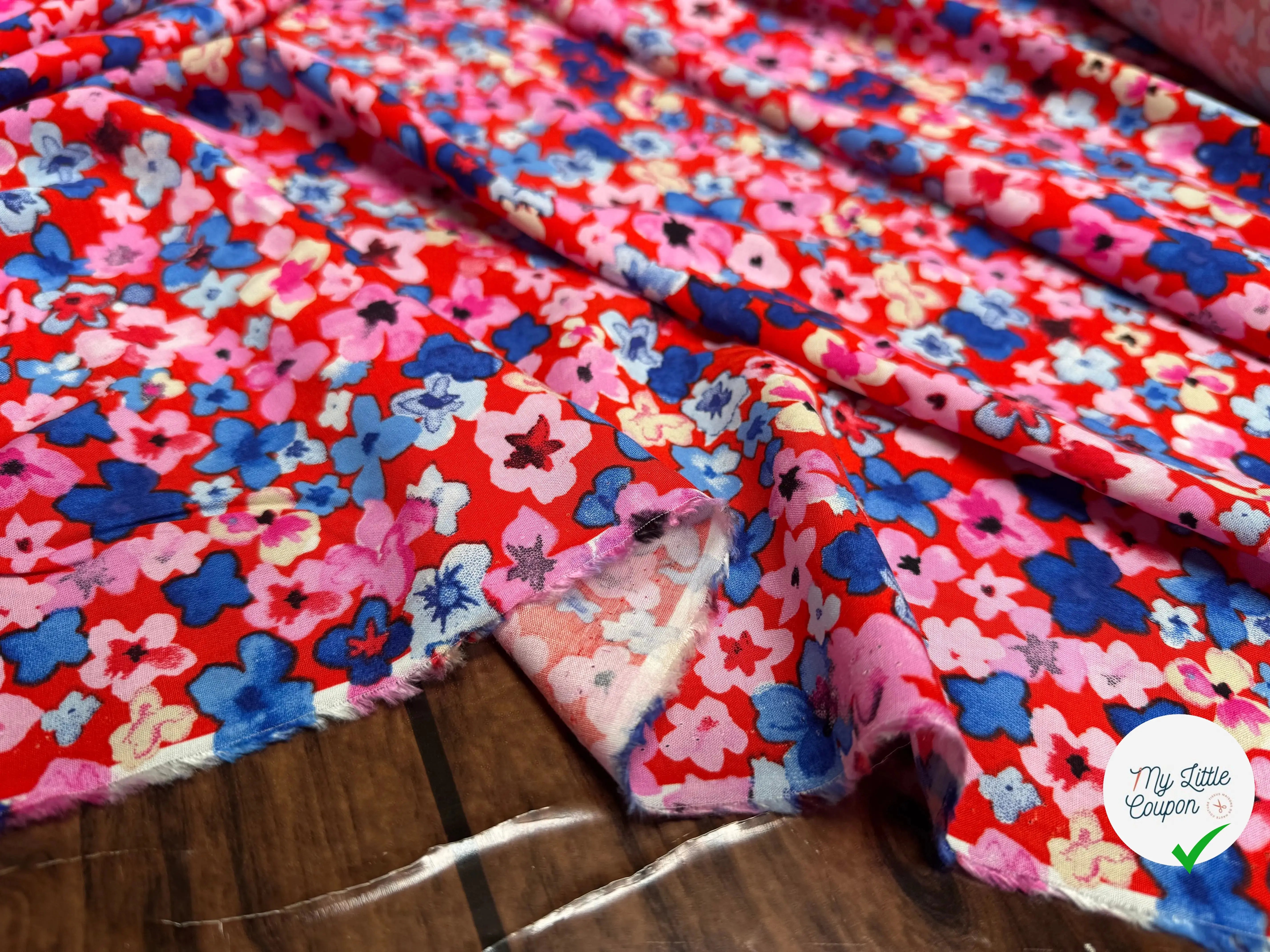 VISCOSE TOUCHÉ PEAU DE PÊCHE IMPRIMÉ FLEURS FOND ROUGE - My Little Coupon