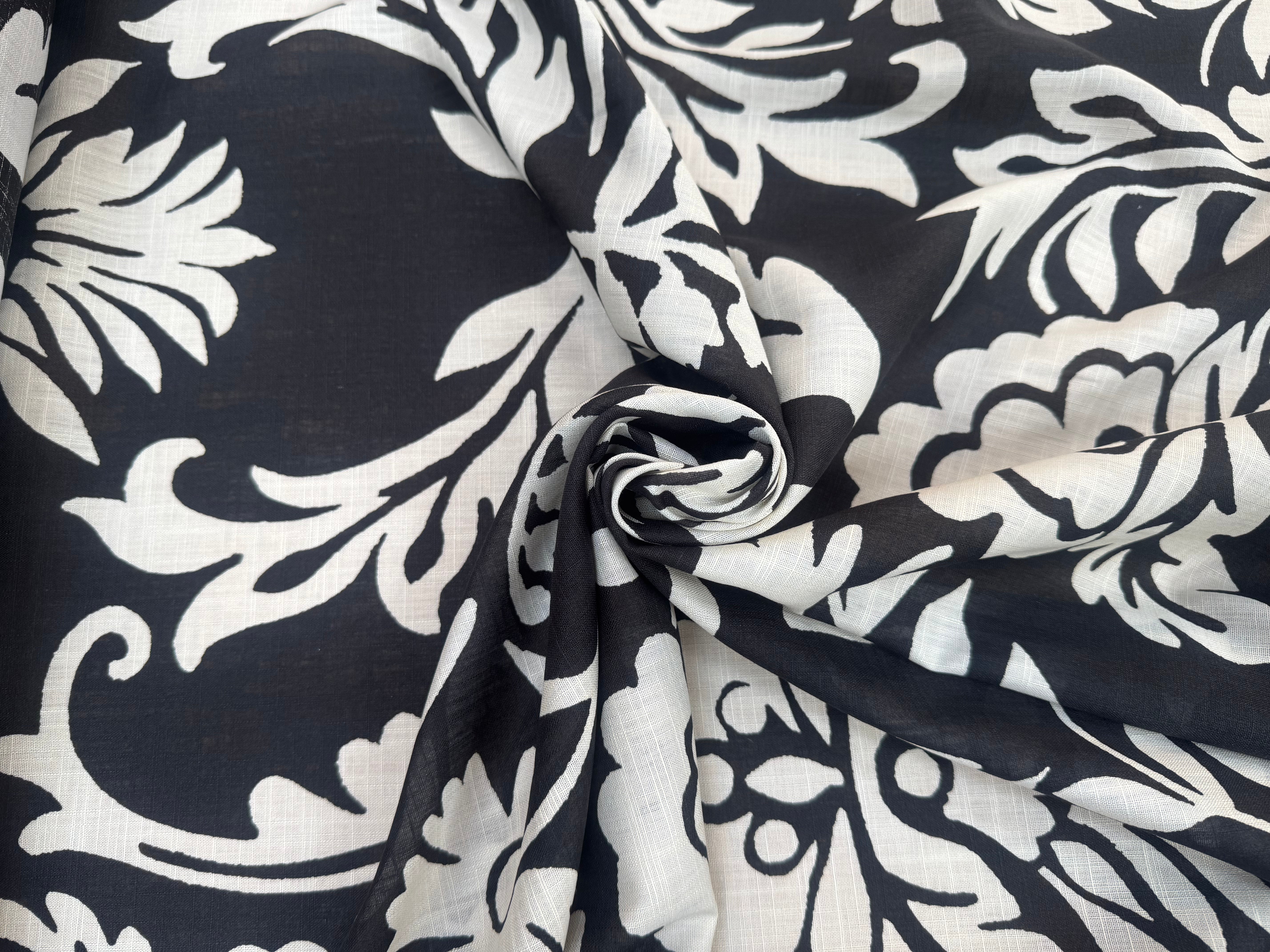 VOILE DE COTON FOND NOIR MOTIFS GROSSES FLEURS BLANC - My Little Coupon