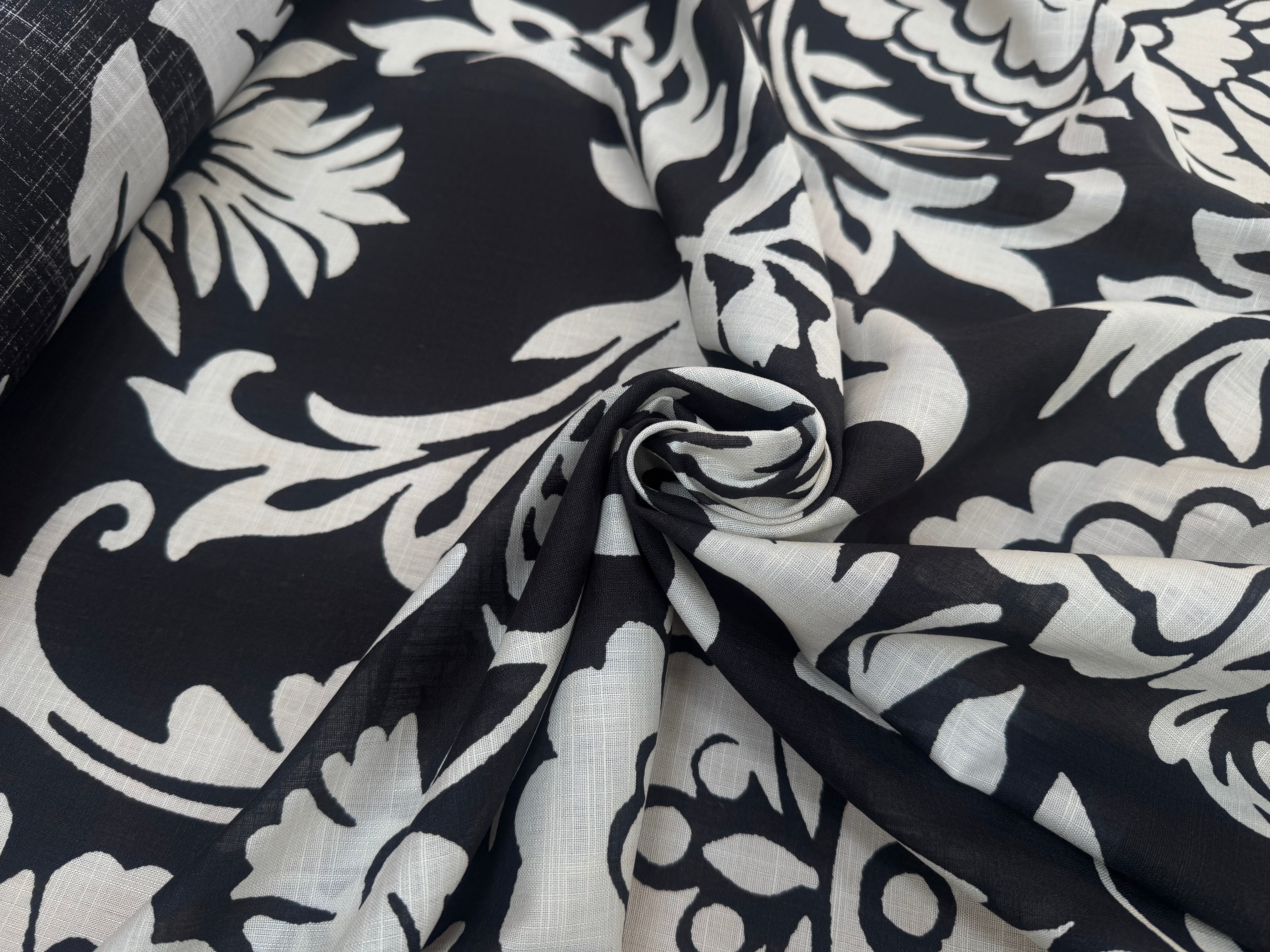 VOILE DE COTON FOND NOIR MOTIFS GROSSES FLEURS BLANC - My Little Coupon