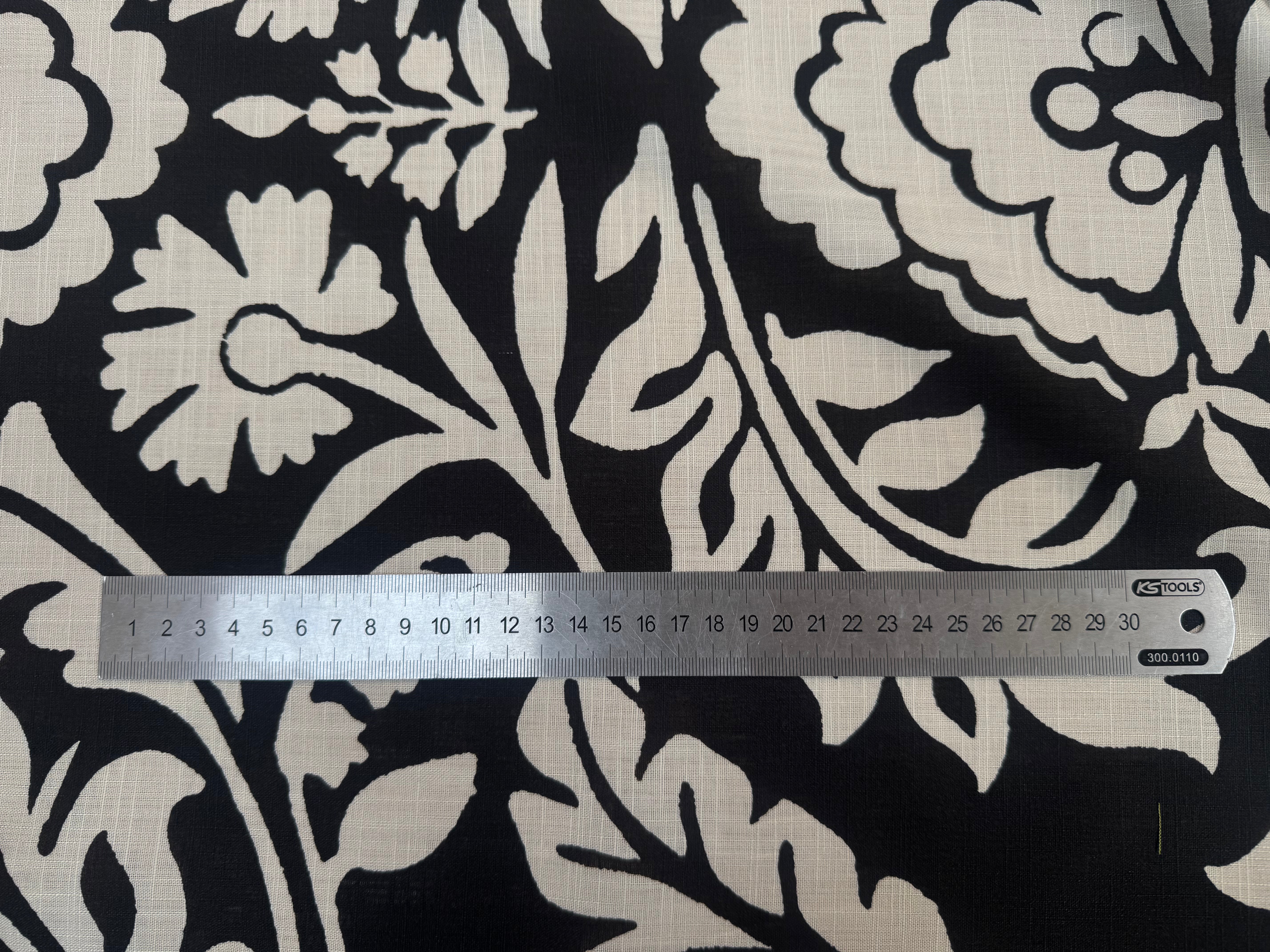 VOILE DE COTON FOND NOIR MOTIFS GROSSES FLEURS BLANC - My Little Coupon