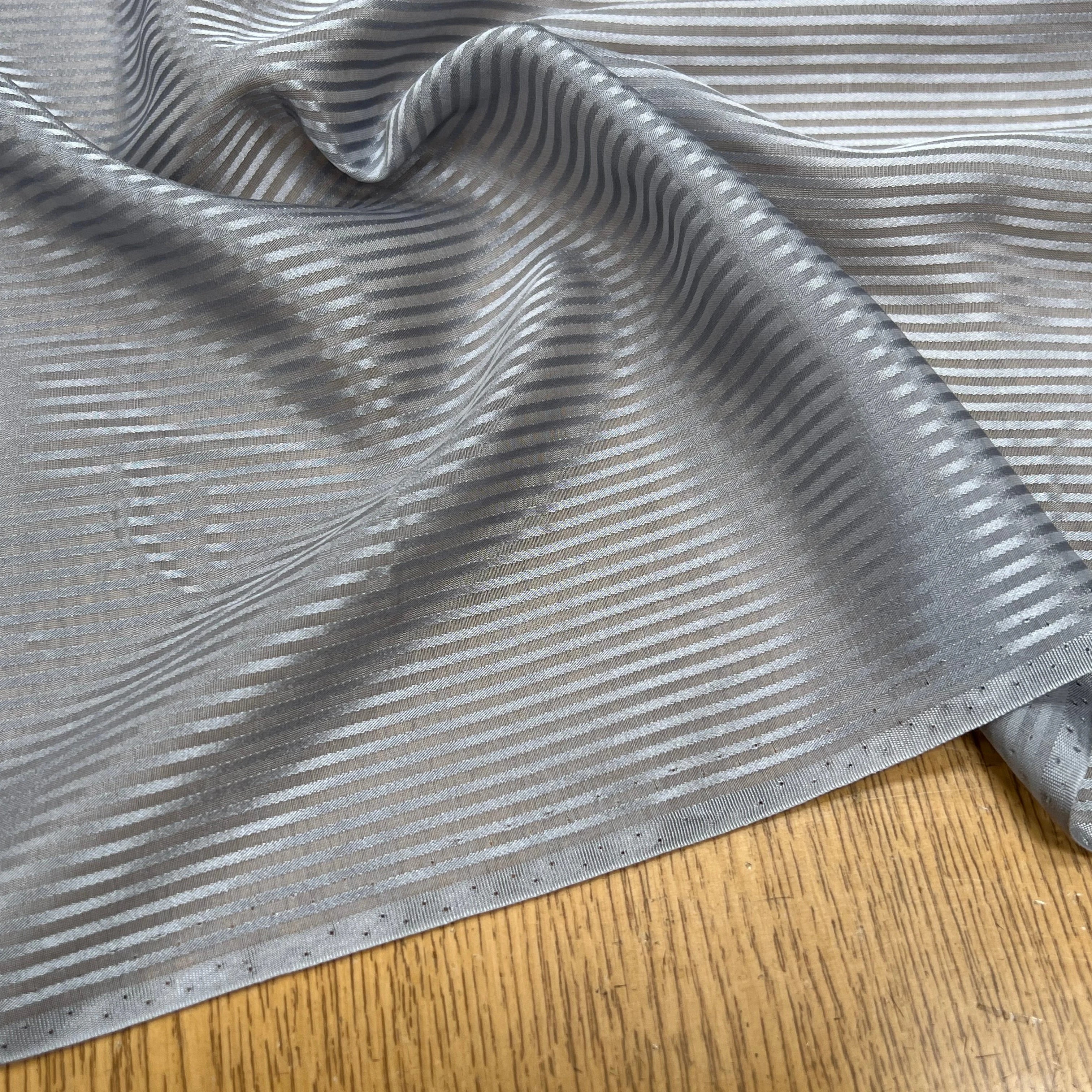 (Chute) VOILE DE SOIE À RAYURE GRIS 100% SOIE - My Little Coupon