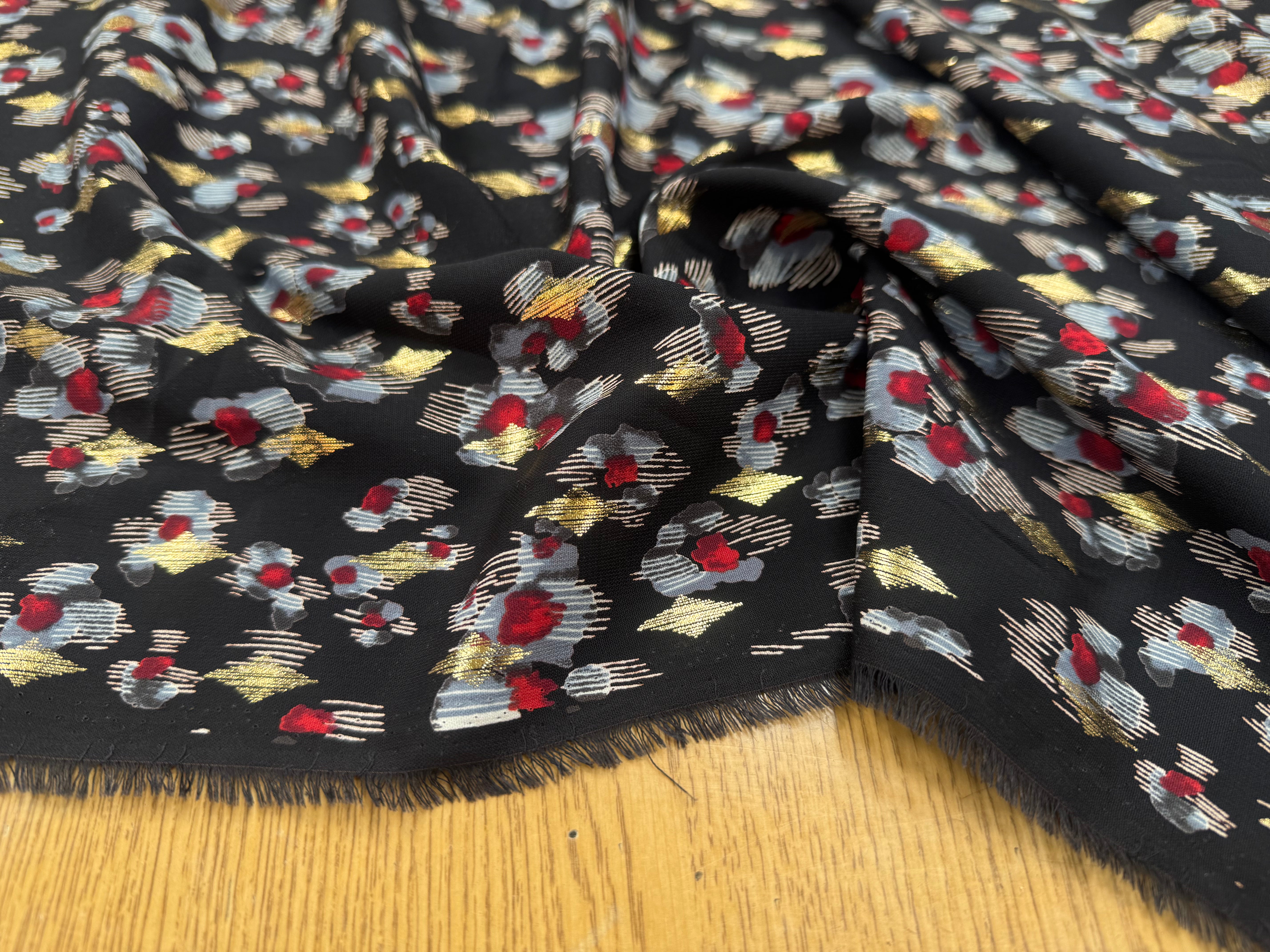 (Chute) WOOLPEACH FOND NOIR MOTIF FLEUR GRIS ET ROUGE AVEC DETAILS DORÉ - My Little Coupon