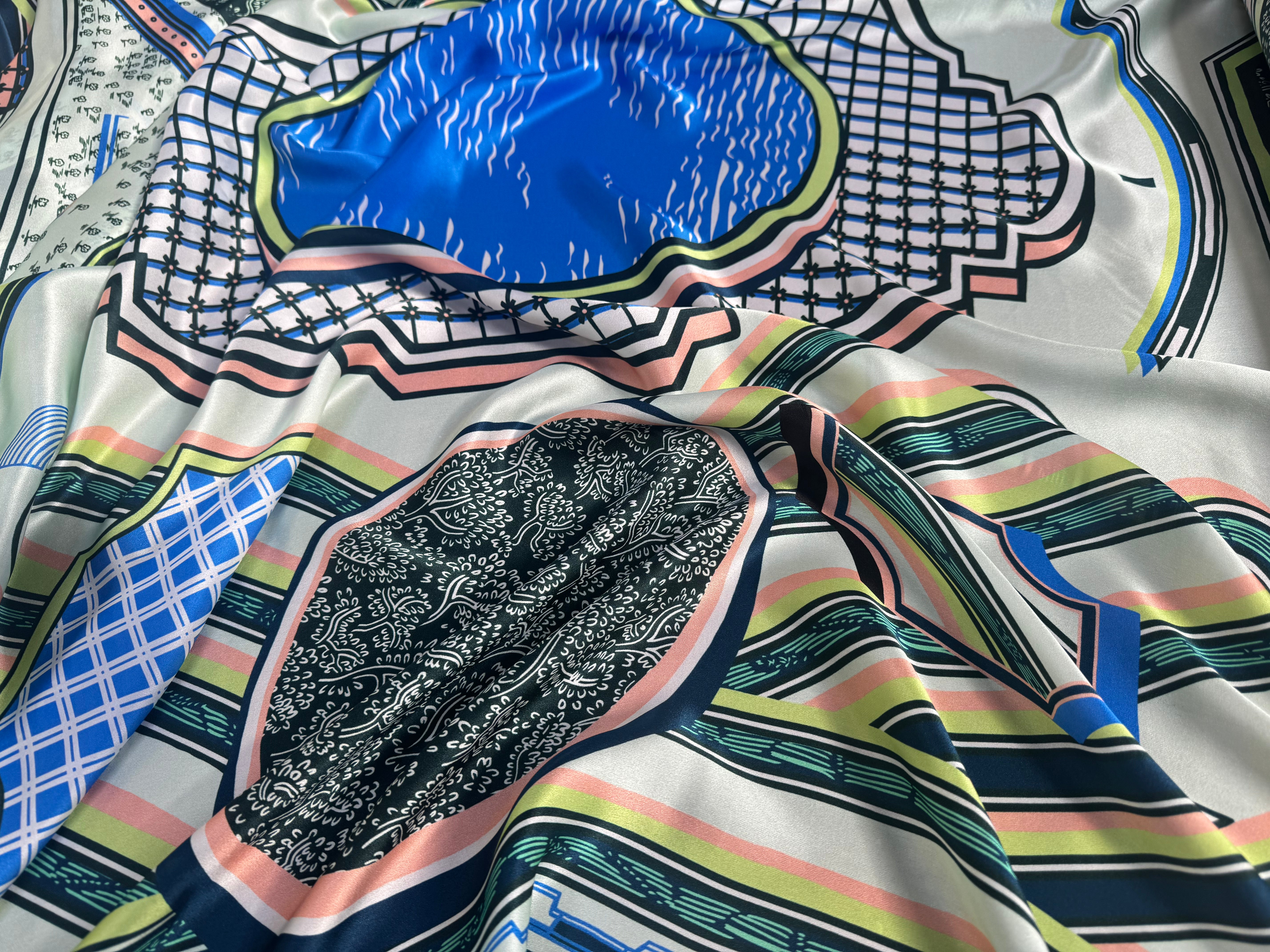 SATIN DE SOIE ITALIEN IMPRIMÉ CREATORE GEOMETRIQUE - My Little Coupon