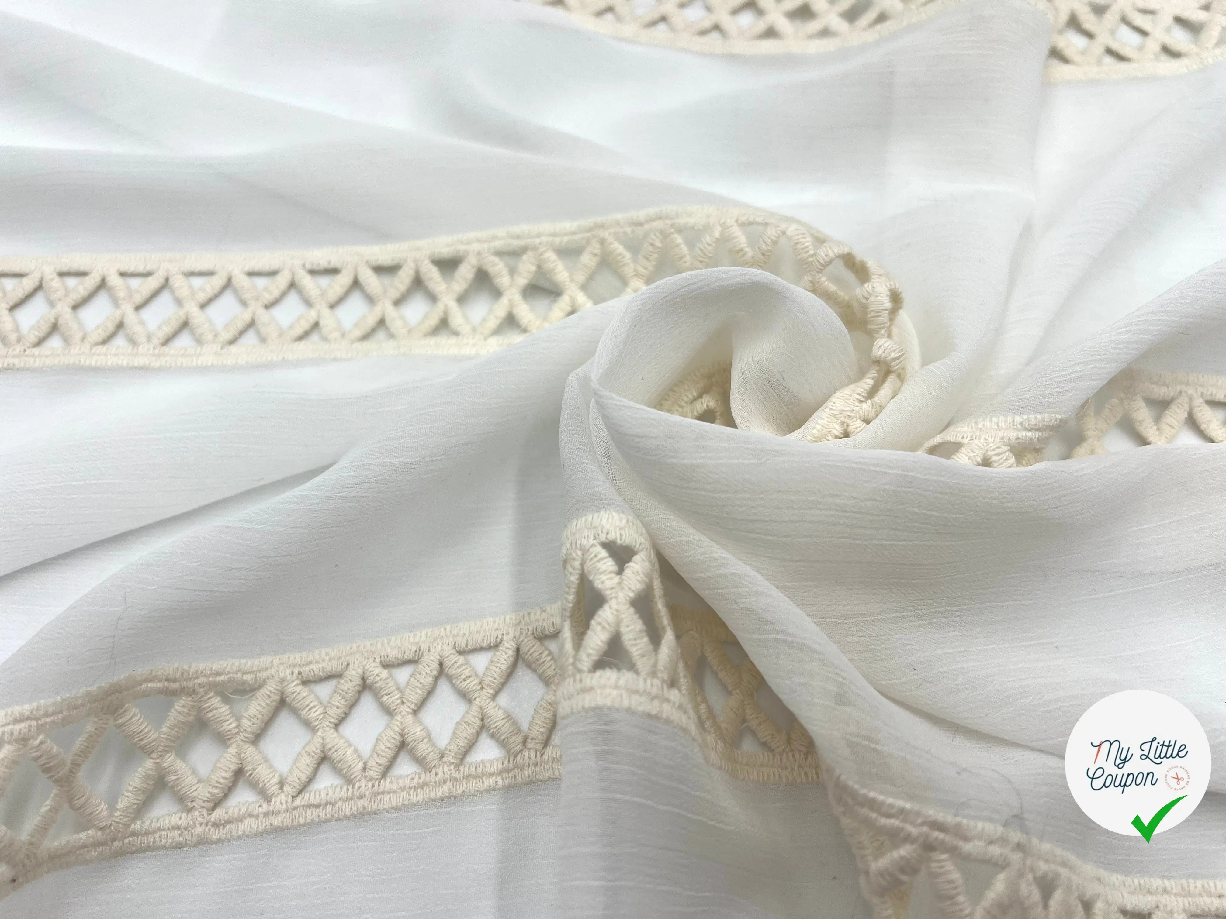 DENTELLE À BASE LOSANGE SUR CRÊPE - My Little Coupon - tissu - coudre