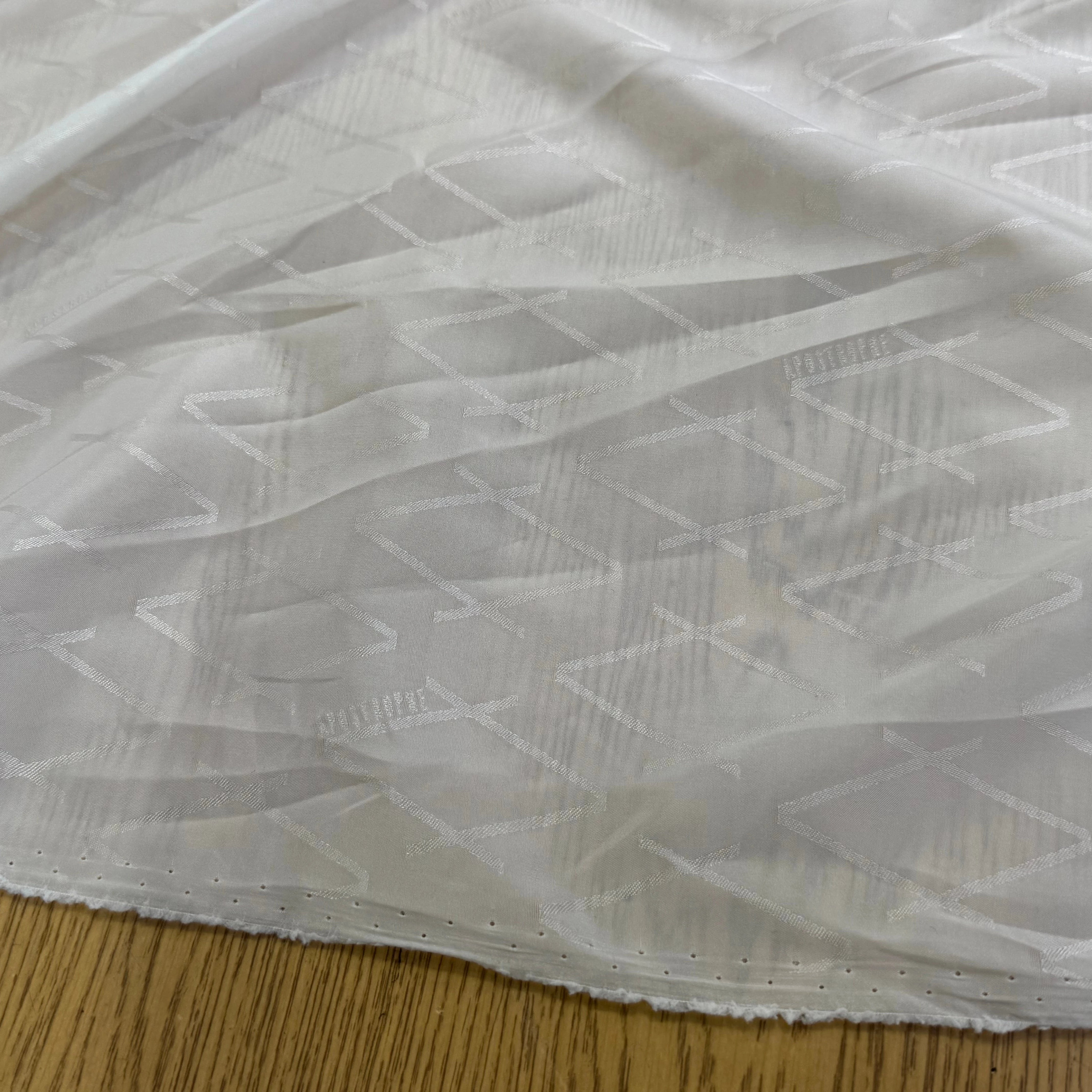 DOUBLURE APOSTROPHE MOTIF GÉOMETRIQUE FLUIDE BLANC CASSÉ - My Little Coupon