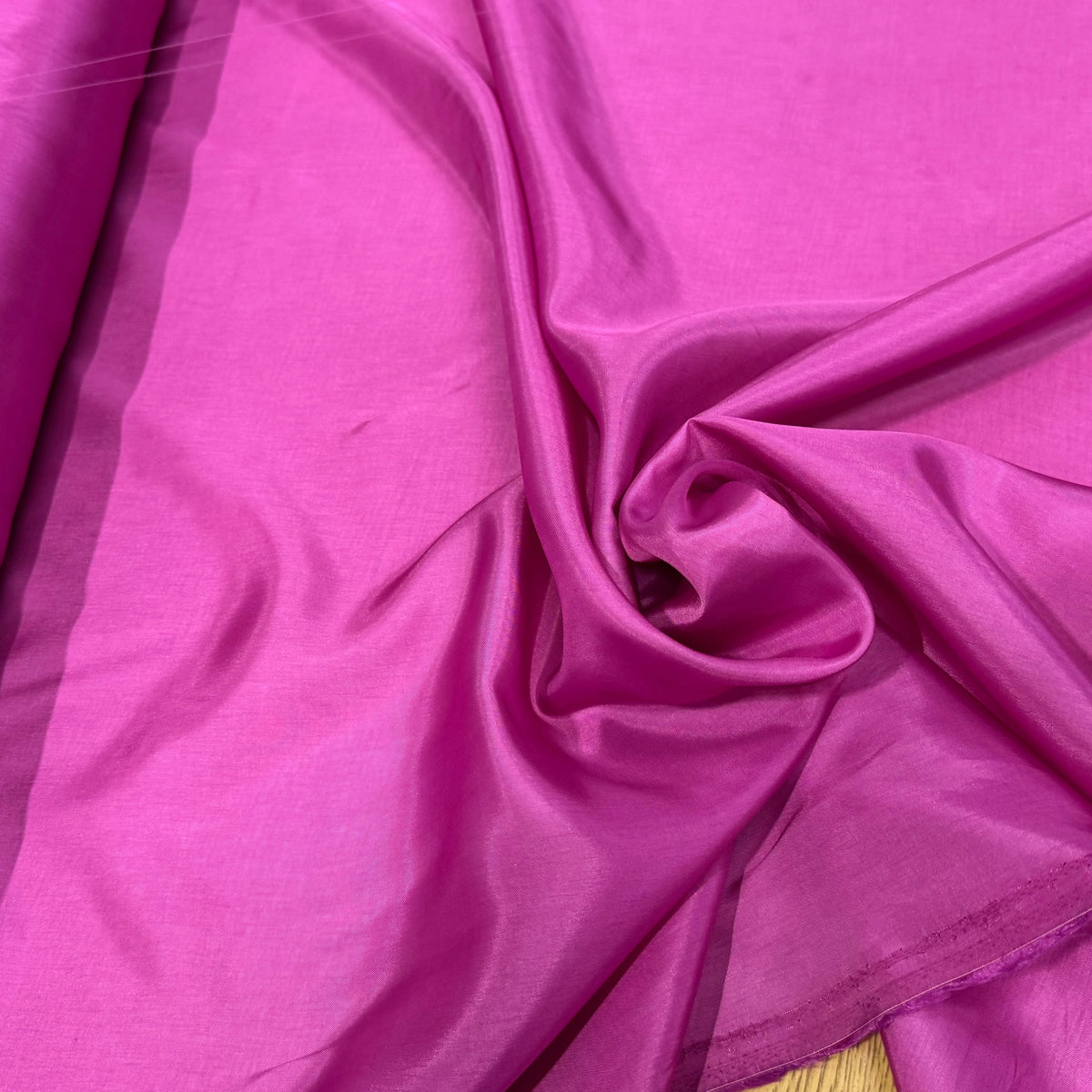 DOUBLURE FINE ET LISSE 62% ACETATE 38% CUPRO BARBIE PINK - My Little Coupon
