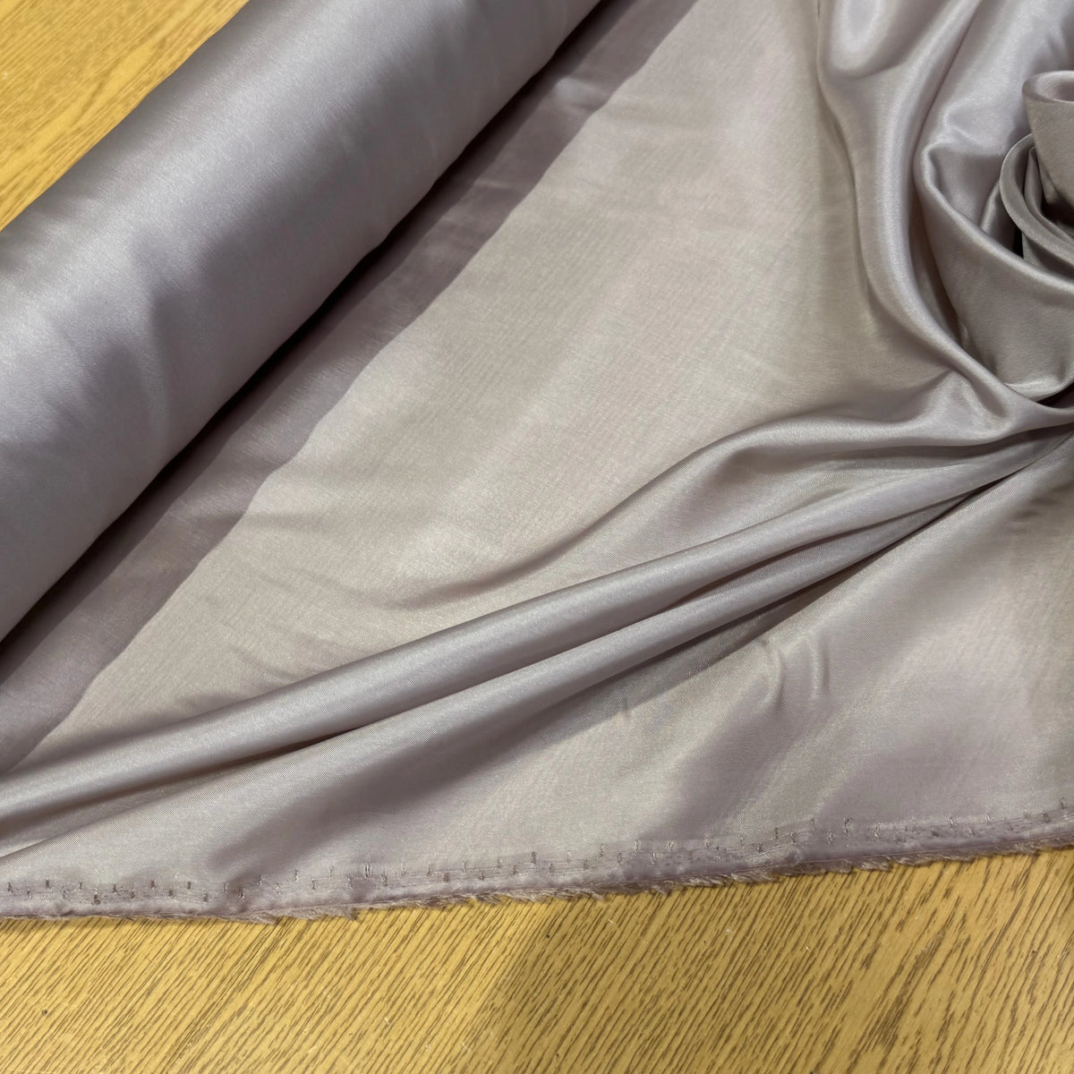 DOUBLURE FINE ET LISSE 62% ACETATE 38% CUPRO GREY LAVANDER - My Little Coupon