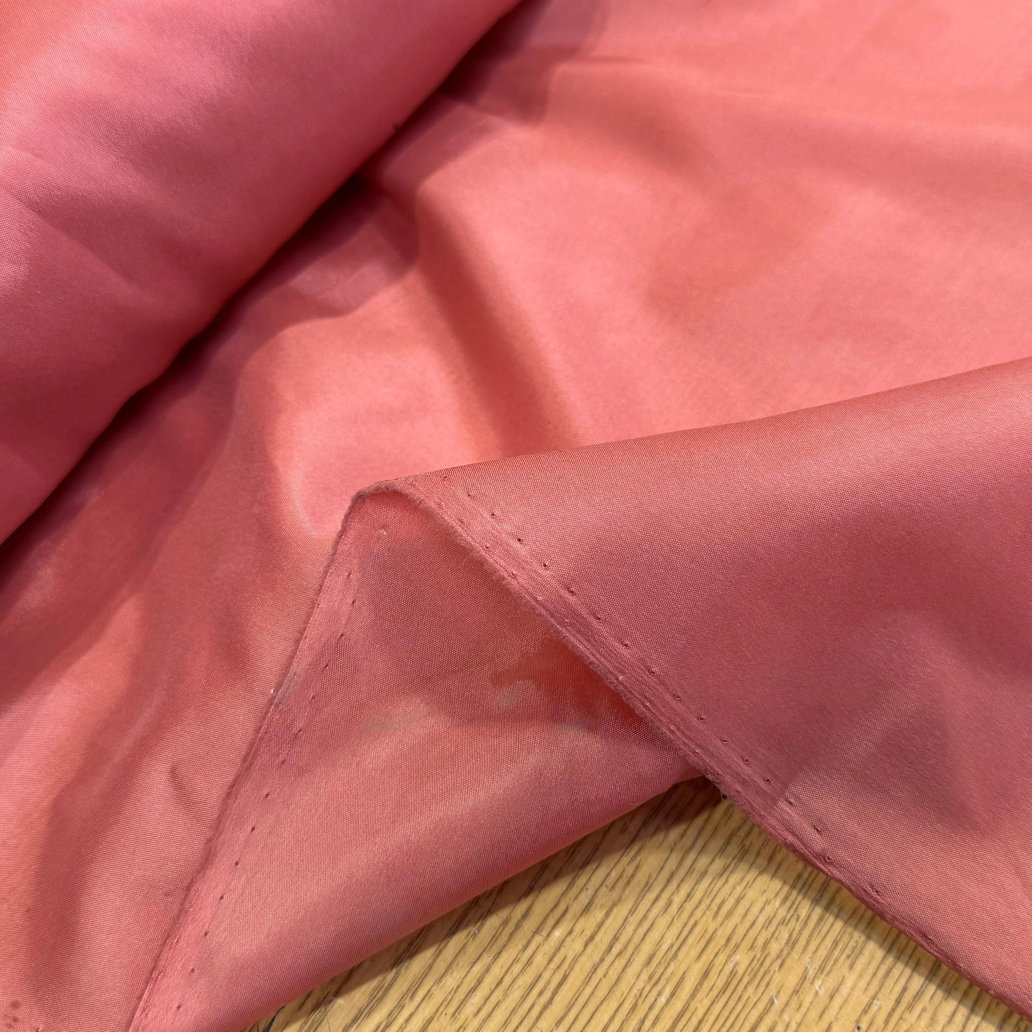 DOUBLURE FLUIDE 68% ACETATE LÉGÈREMENT SATINÉE ROSE PAMPLEMOUSSE - My Little Coupon