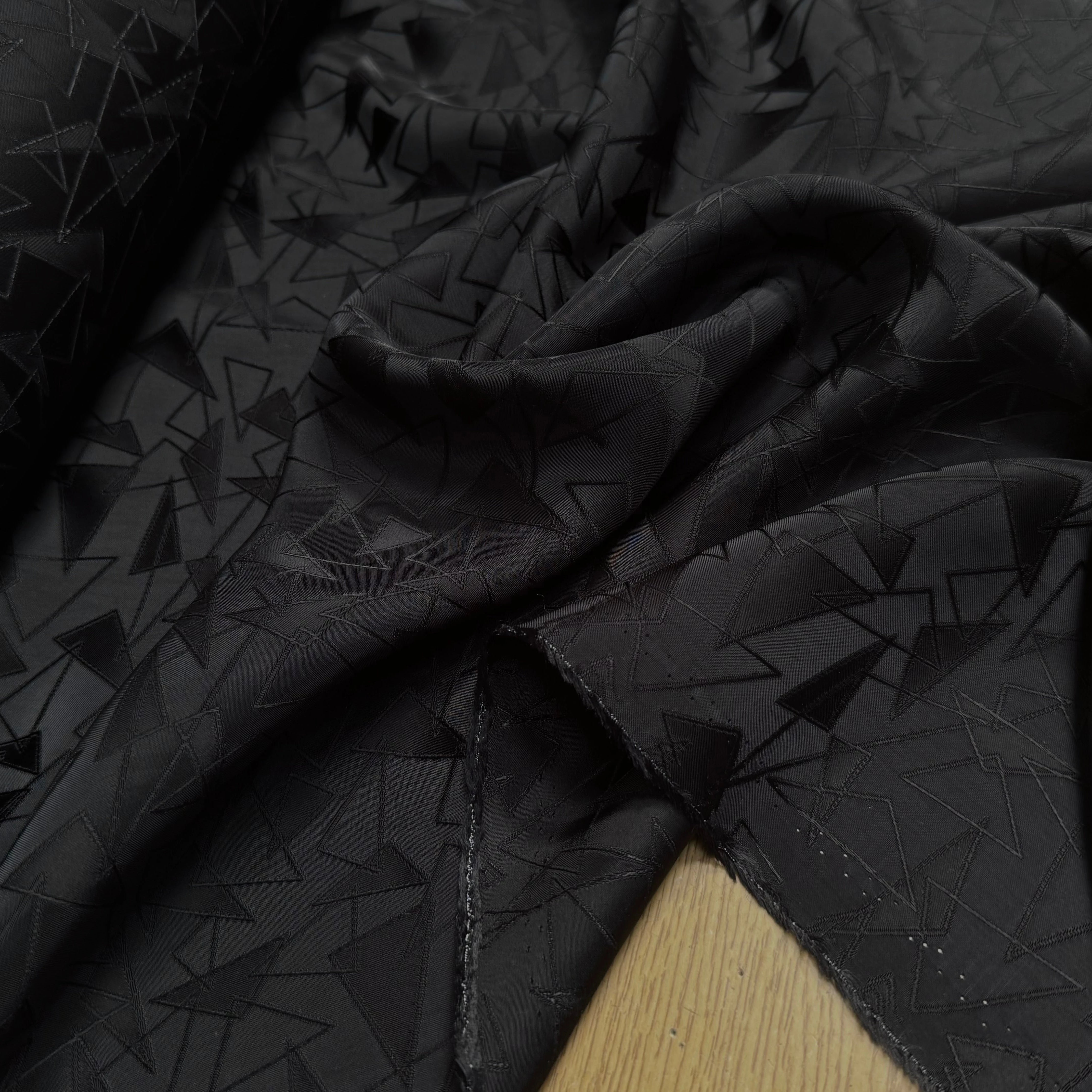 DOUBLURE JACQUARD SATIN LOURD 100% VISCOSE MOTIFS TRIANGULAIRES NOIRS - My Little Coupon